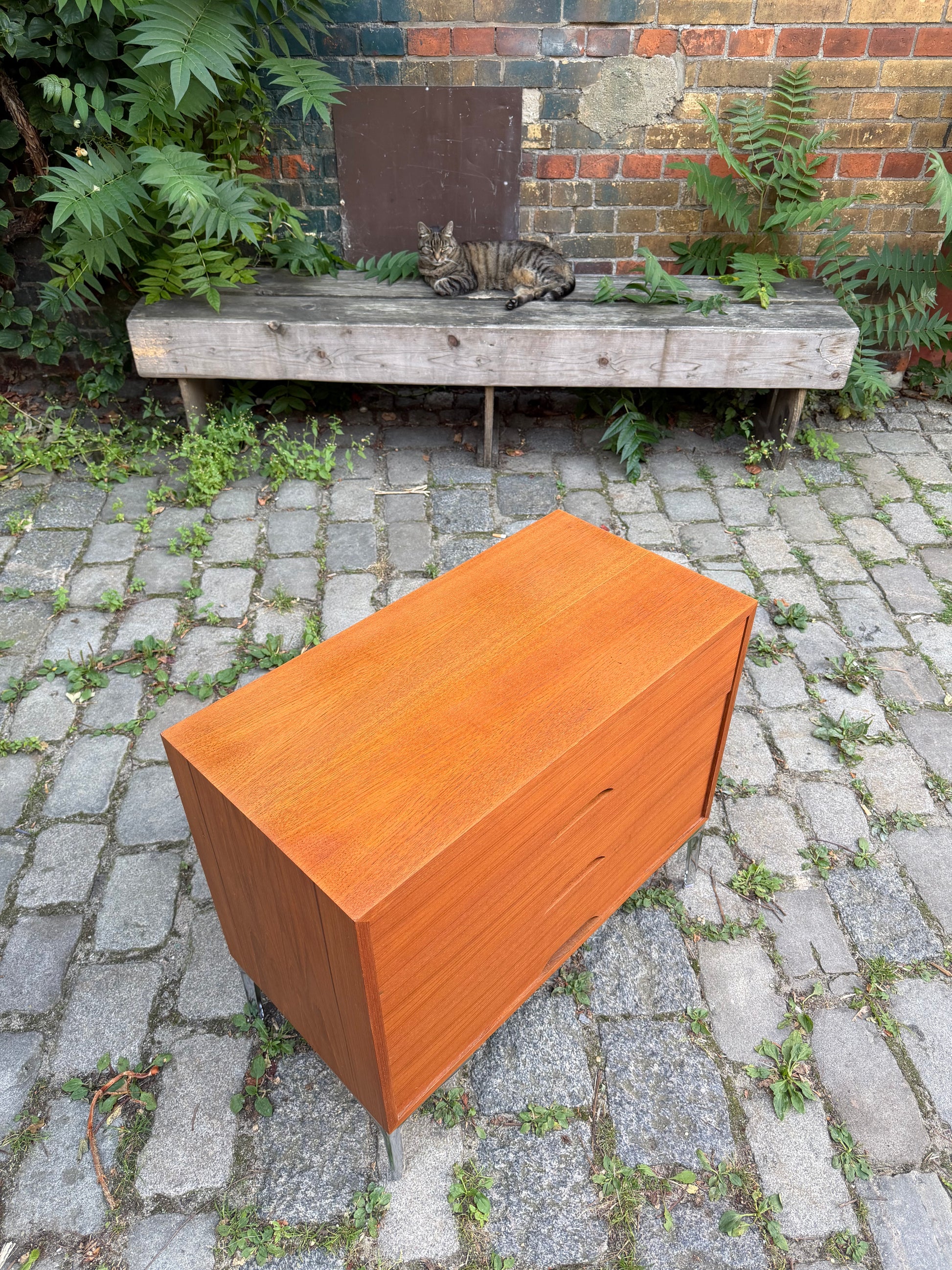 Kommode Teak mit Schubladen auf Chromfüßen