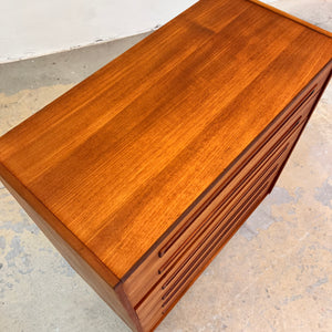 Kommode Teak mit eingelassenen langen Griffen aus Dänemark