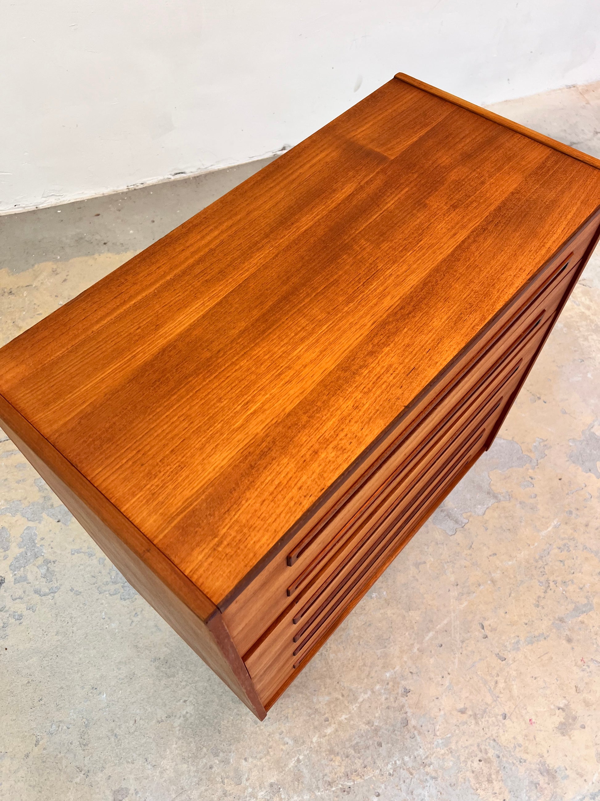 Kommode Teak mit eingelassenen langen Griffen aus Dänemark
