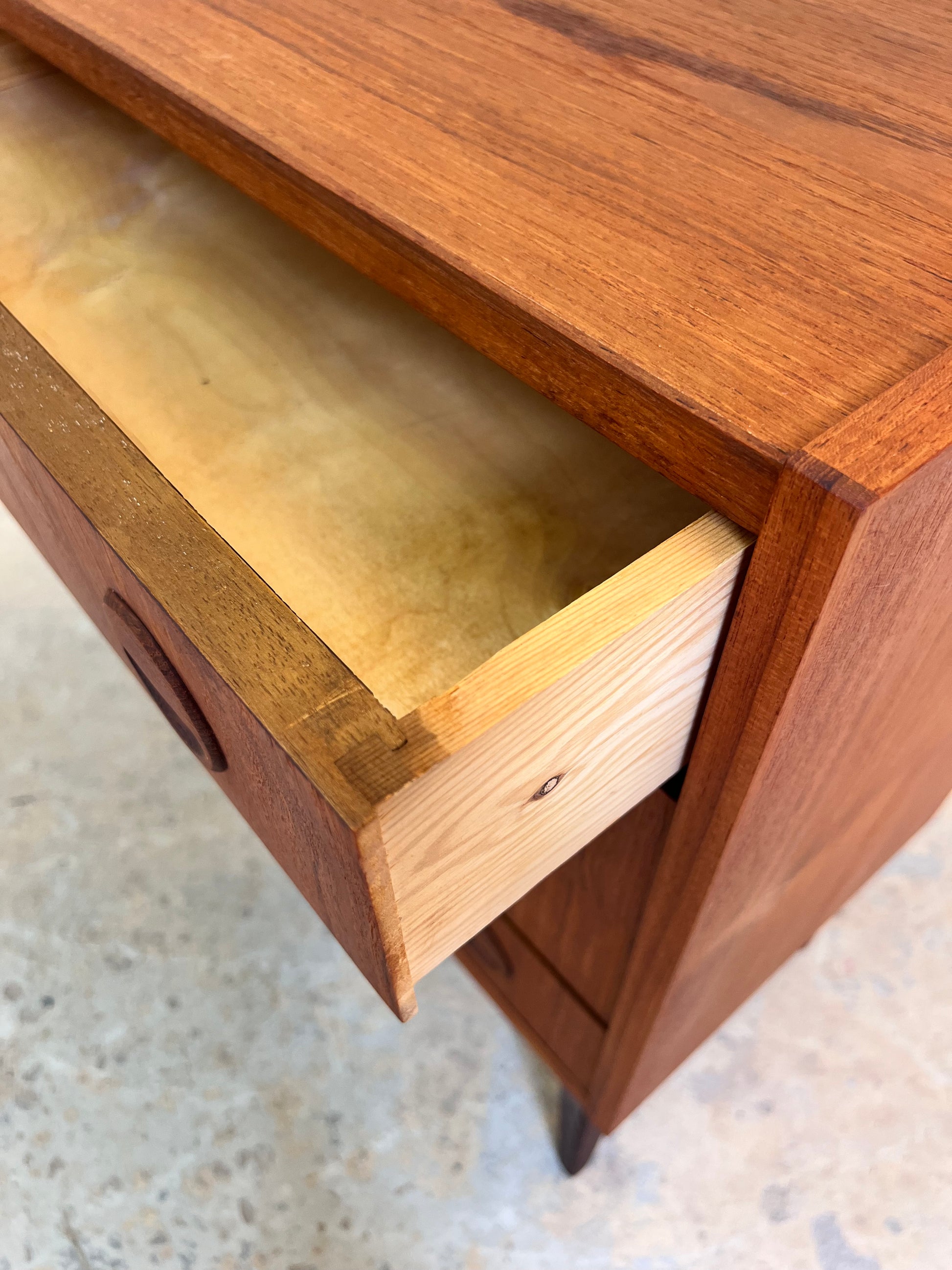 Kommode Teak mit runden Griffmulden aus Dänemark