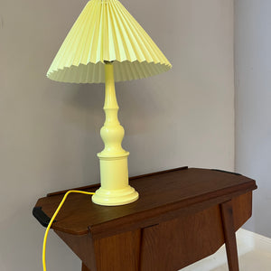 Tischlampe butteryellow neu lackiert