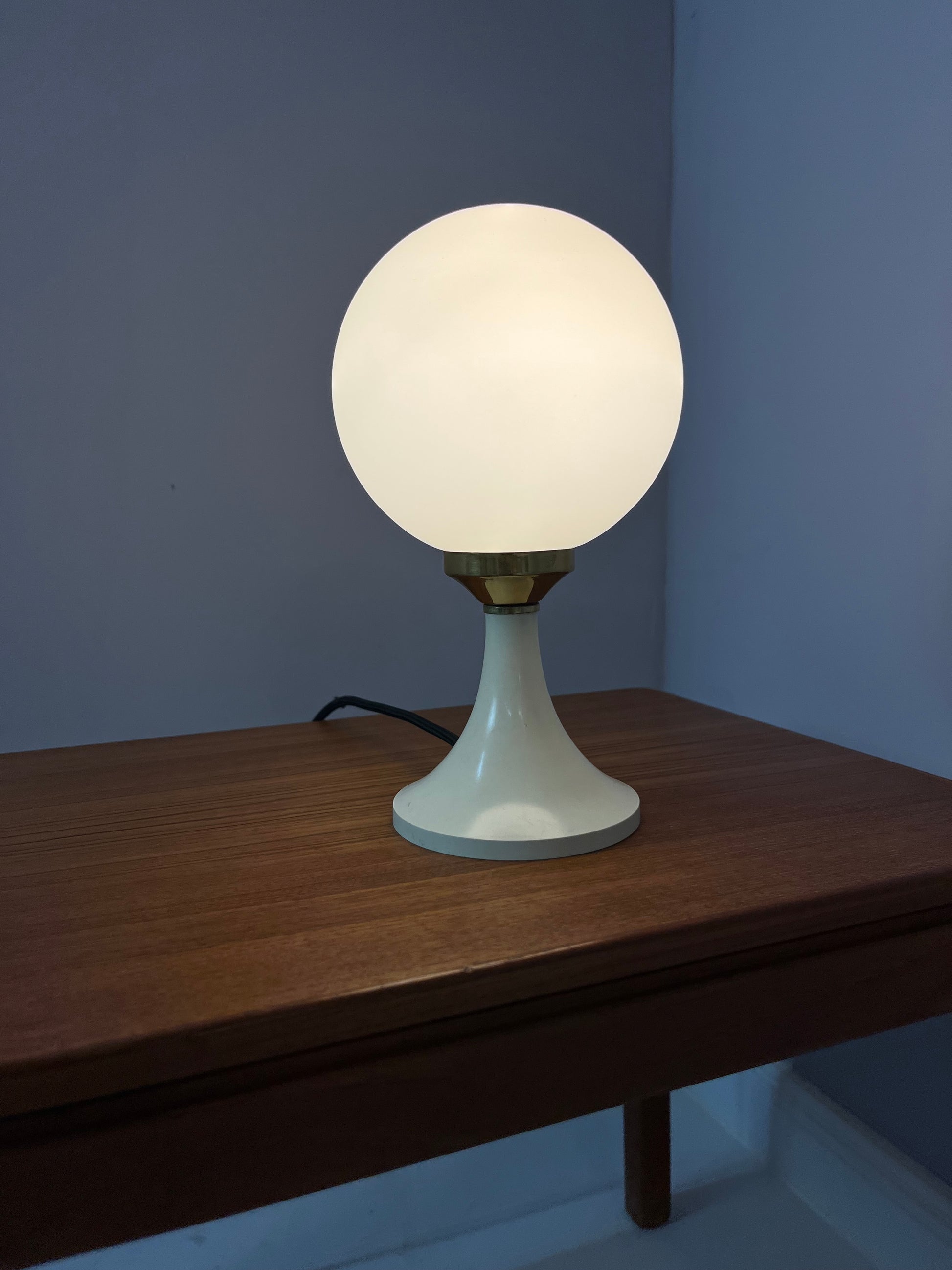 Kugeltischlampe Creme Messing von ETS Moderne Leuchten