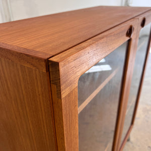 Vitrinenschrank Teak mit neuen Chromfüßen von H.W.Klein für Bramin