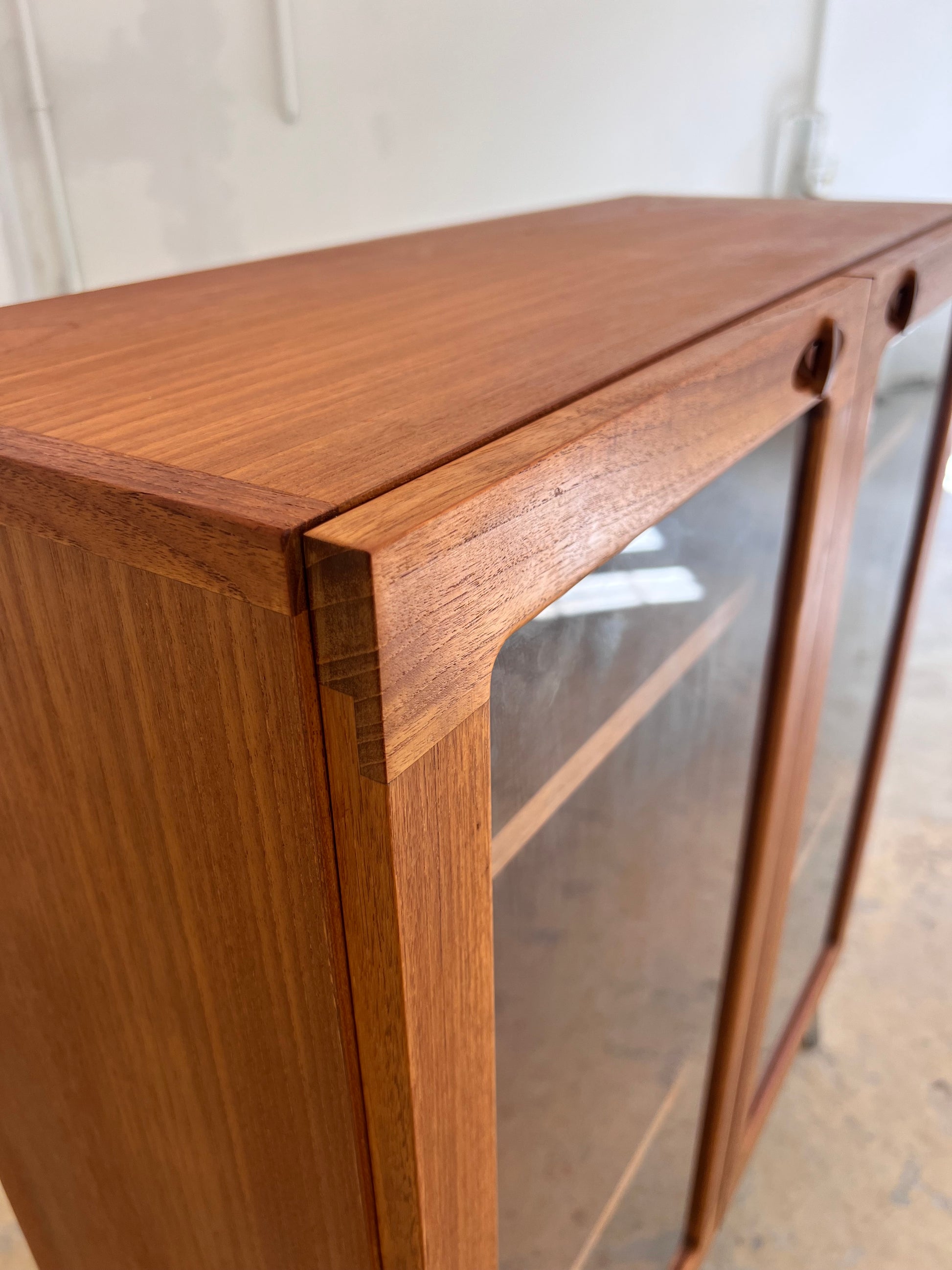 Vitrinenschrank Teak mit neuen Chromfüßen von H.W.Klein für Bramin