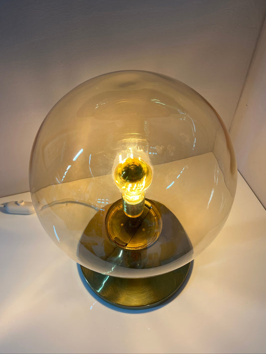 Tischlampe mit Glaskugel und Messingfuß