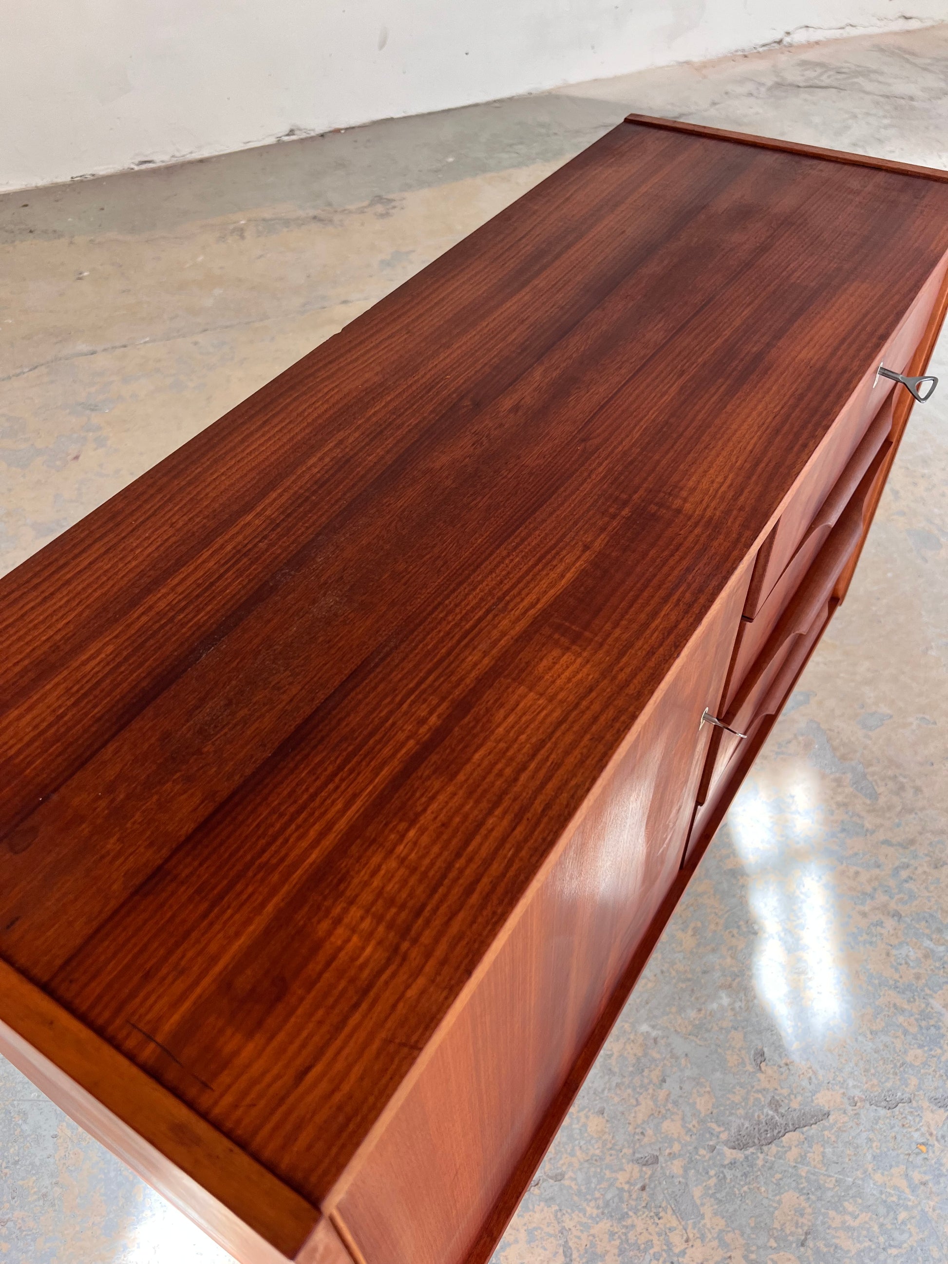 Kommode Teak mit neuen Chromfüßen von Werner Ortlepp