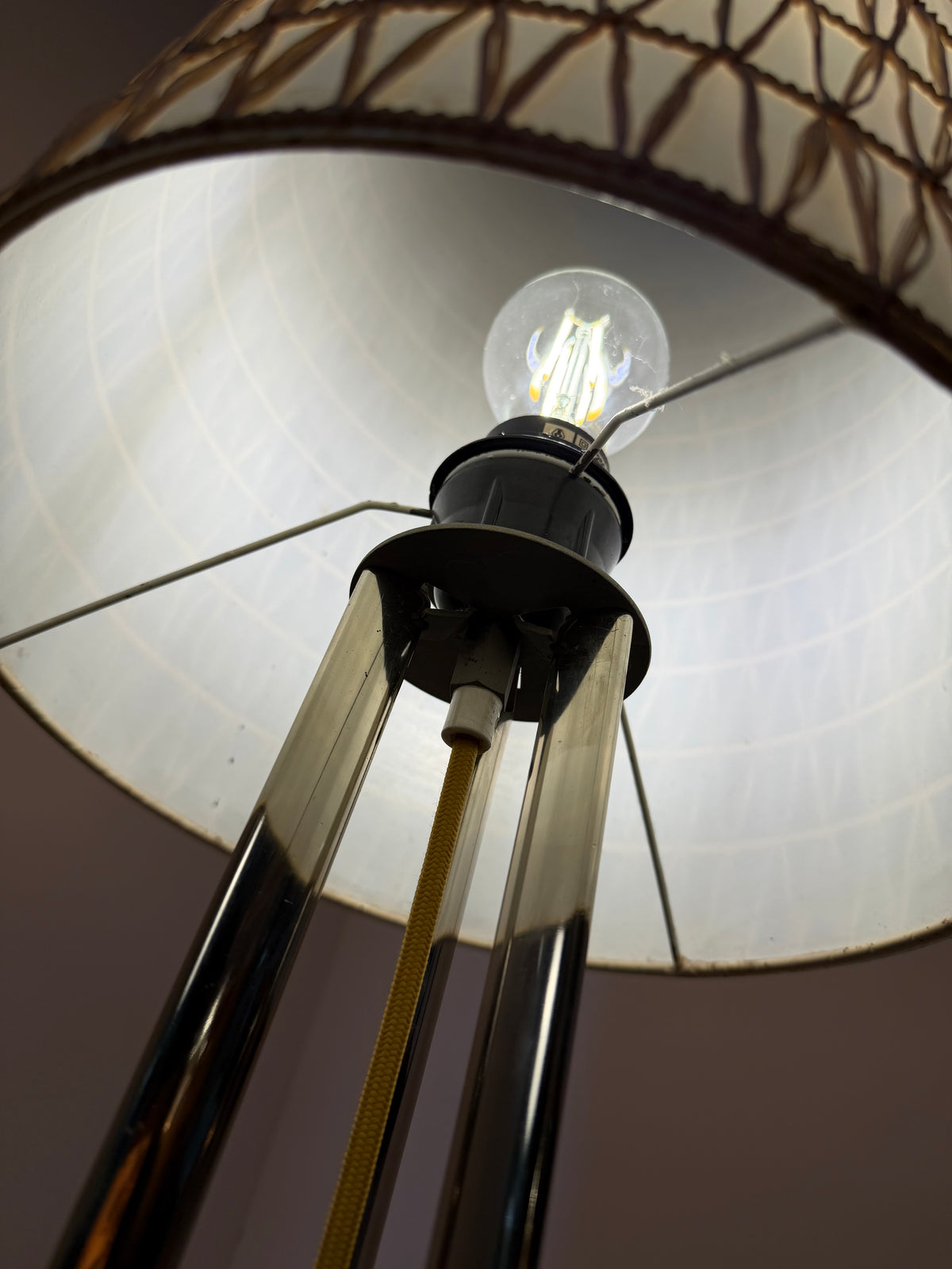 Stehlampe mit Bast-Strukturgeflecht & Chromgestell