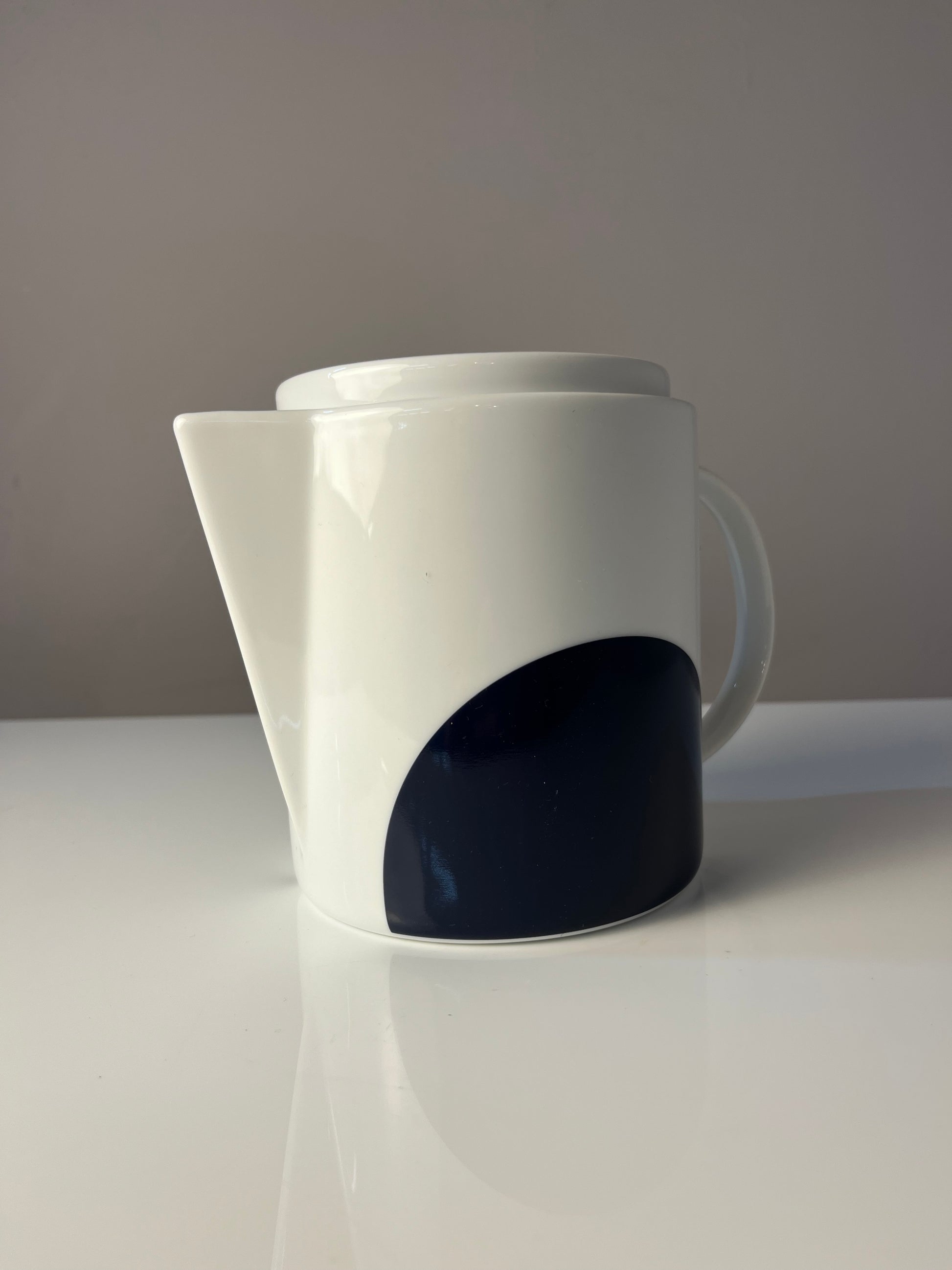 Teekanne dunkelblau weiß mit "Geometry 1" Print von Verner Panton für Menu