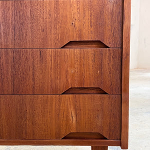 Kommode Teak mit eingelassenen Griffen aus Dänemark