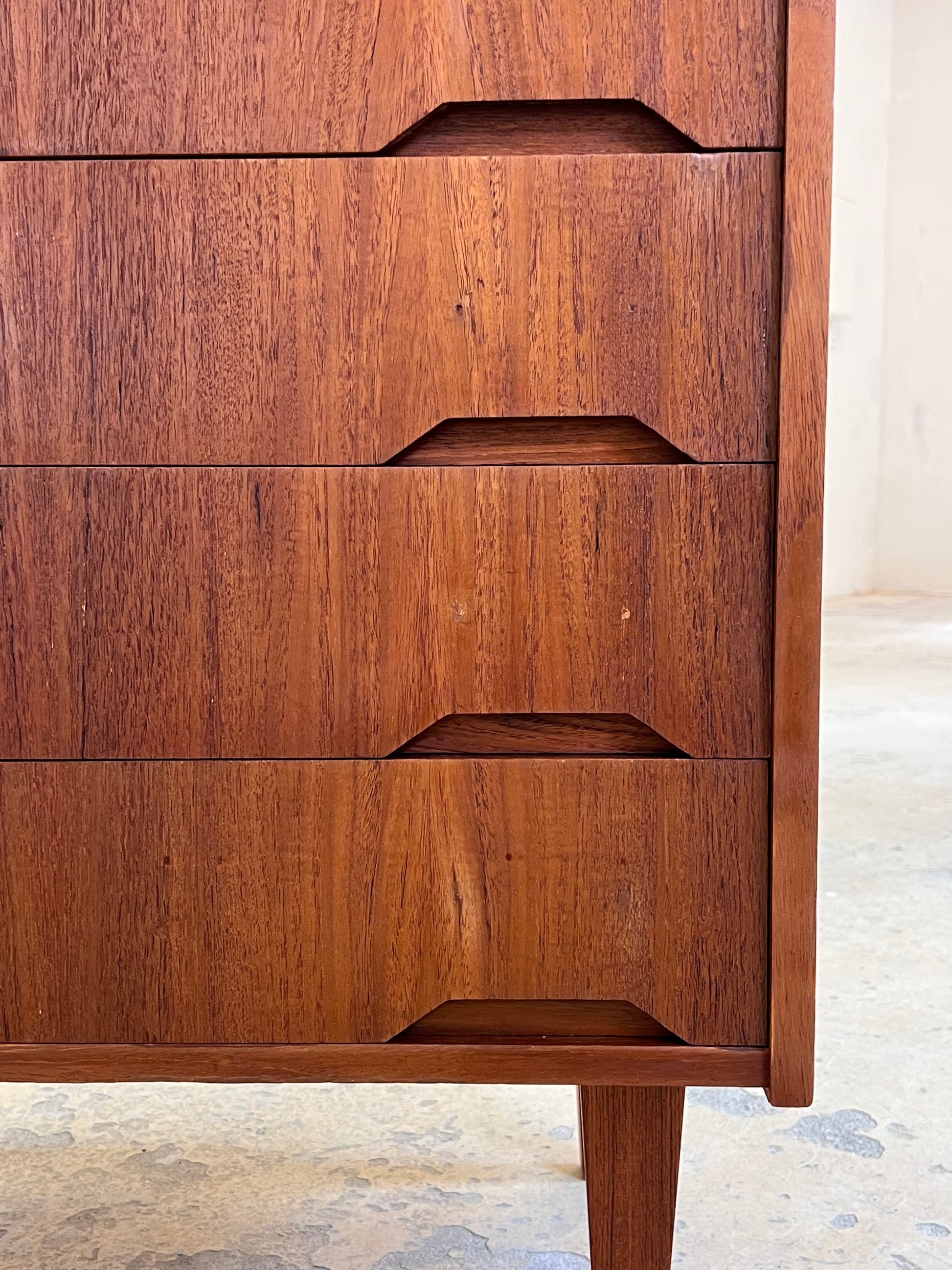 Kommode Teak mit eingelassenen Griffen aus Dänemark