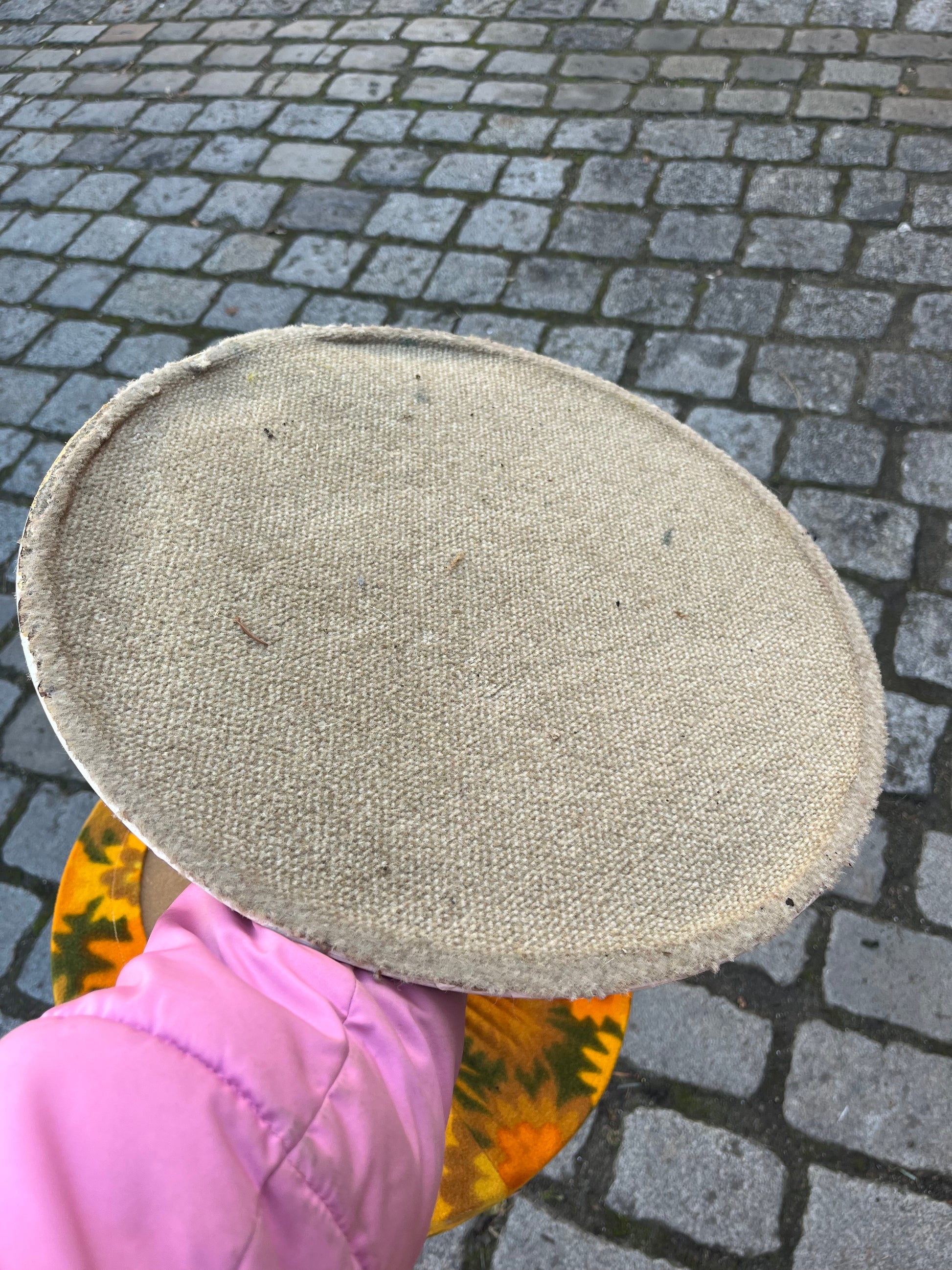 Hocker Flowerpower gelb grün 70er Tulpenfuß