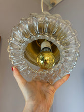 Lade das Bild in den Galerie-Viewer, Hängelampe Bubbleglas mit Messingkopf von Helena Tynell für Glashütte Limburg
