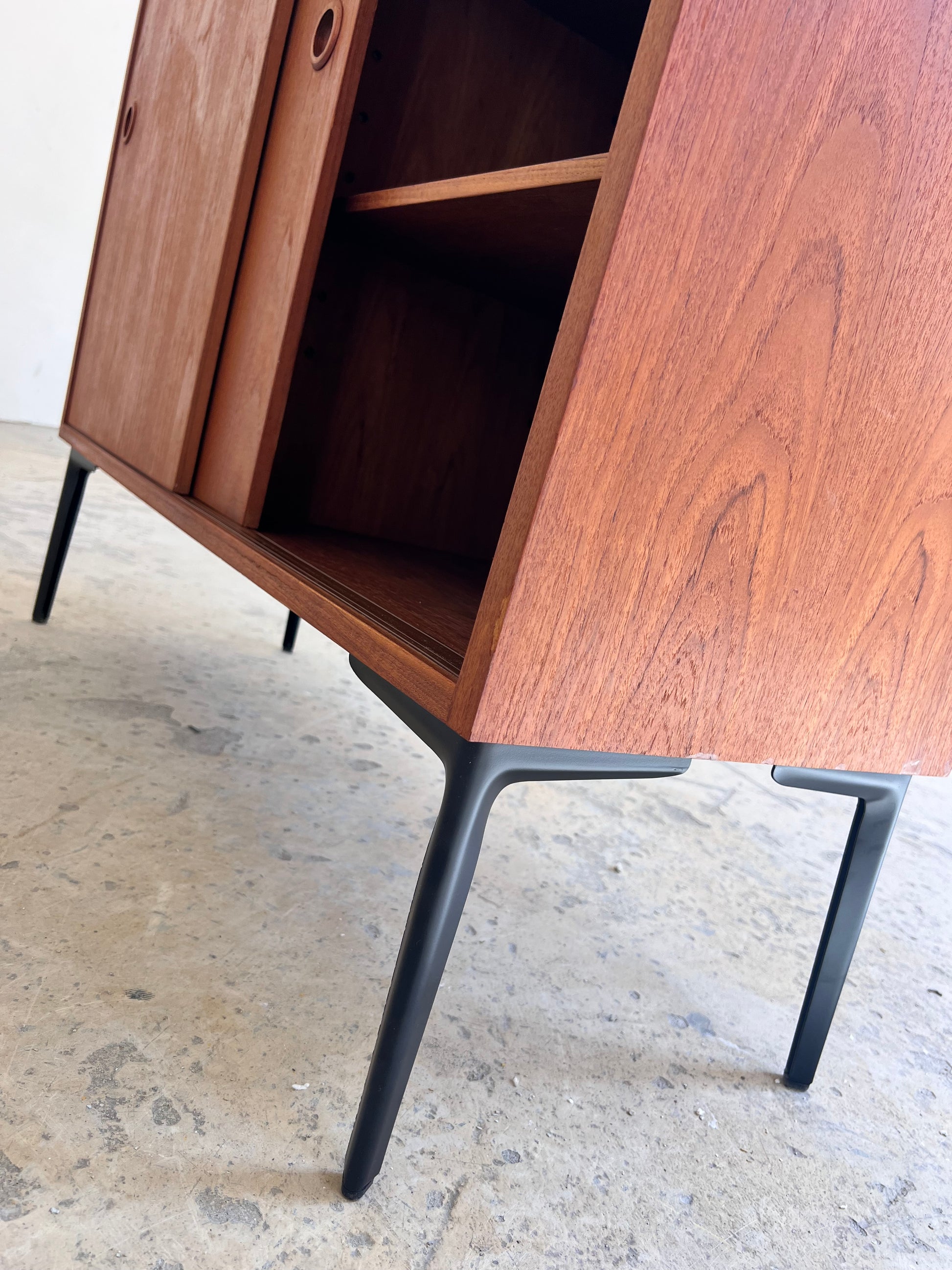 Schrank Teak mit Schiebetüren aus Dänemark