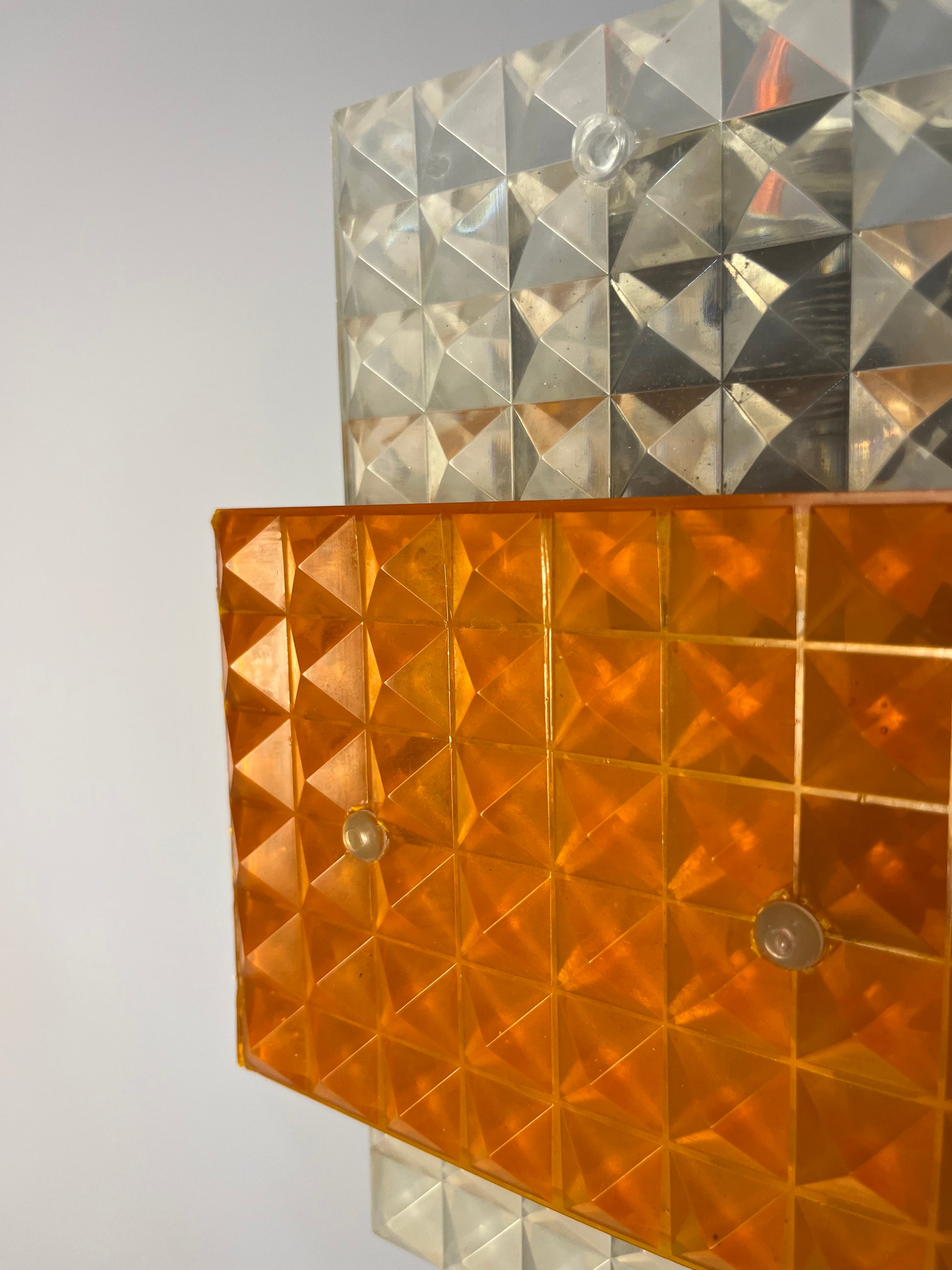 Hängelampe orange weiß mit Wabenstruktur aus der DDR