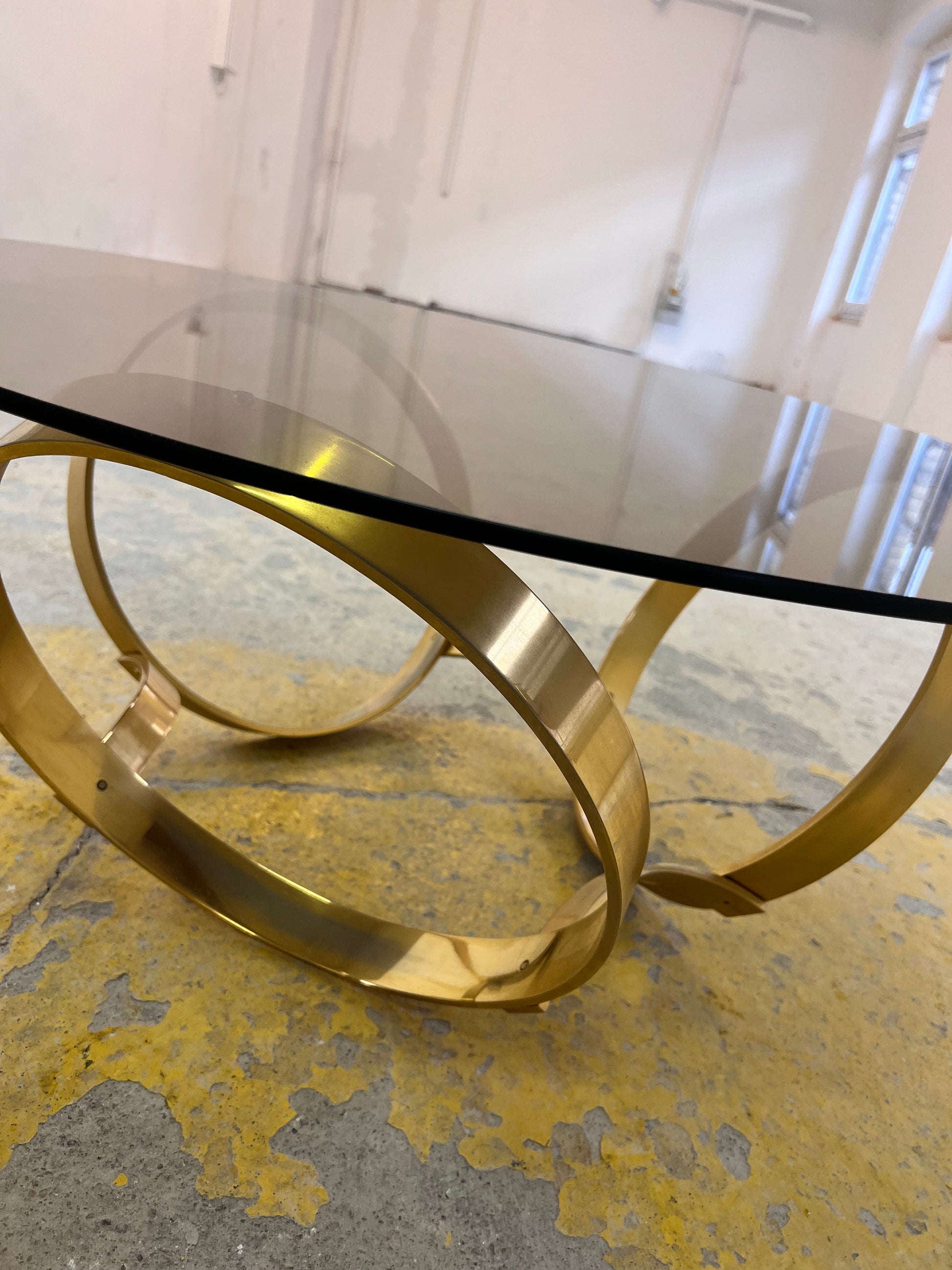 Runder Hesterberg Couchtisch mit Kreisgestell Messing Rauchglas