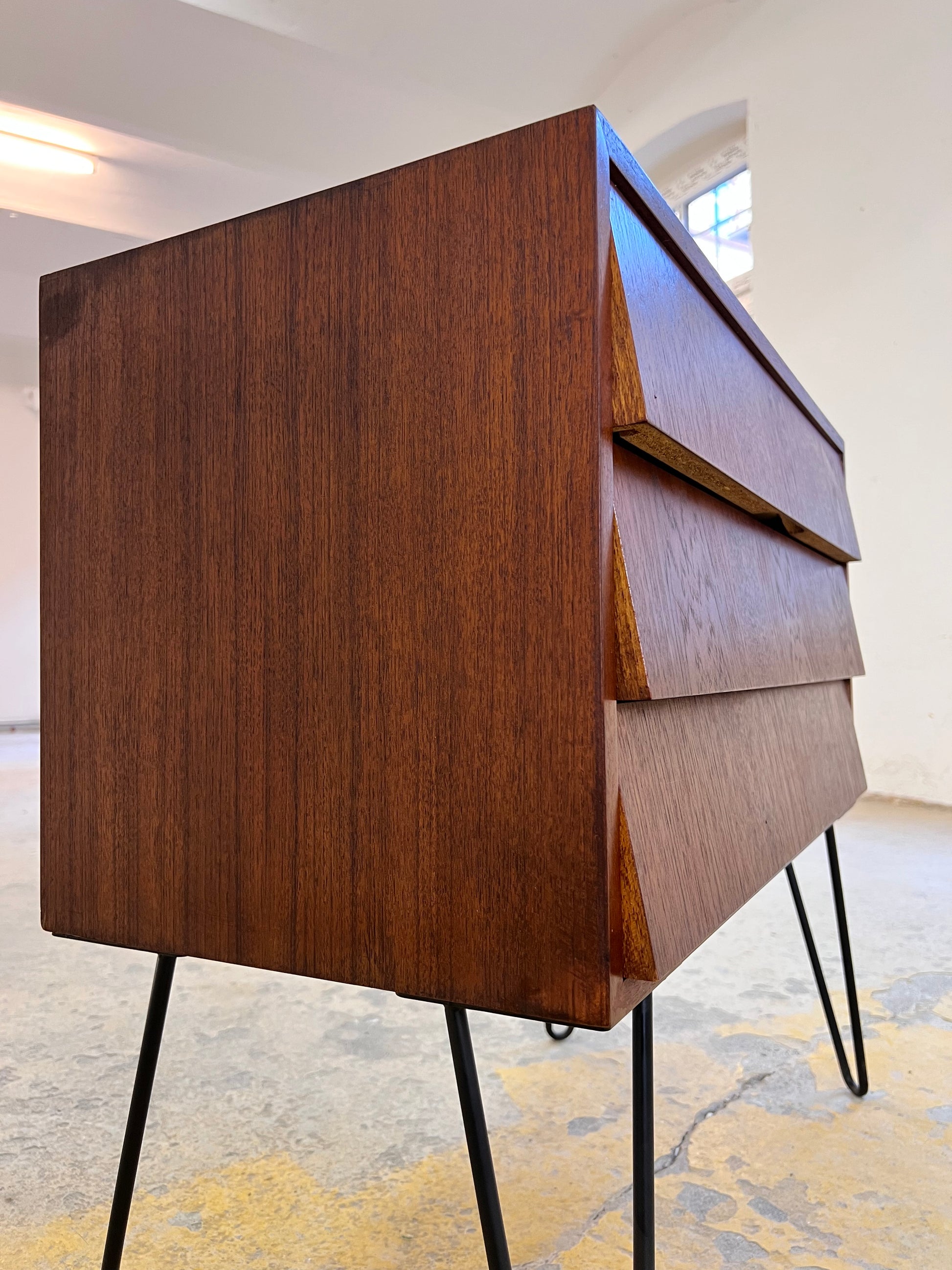 Kommode Nachtschrank Teak auf Hairpinlegs aus Dänemark