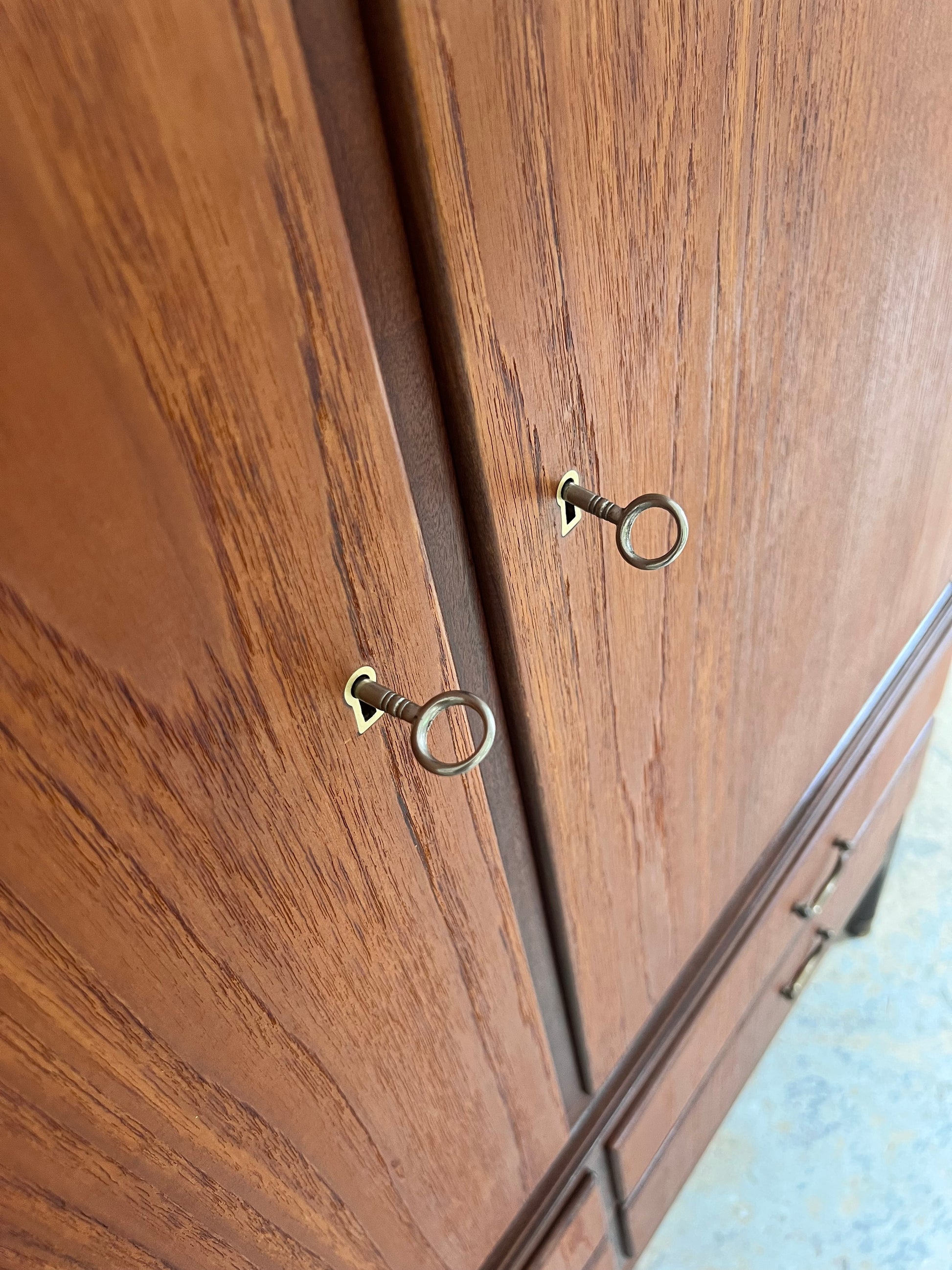 Büroschrank Teak mit Schloss aus Dänemark