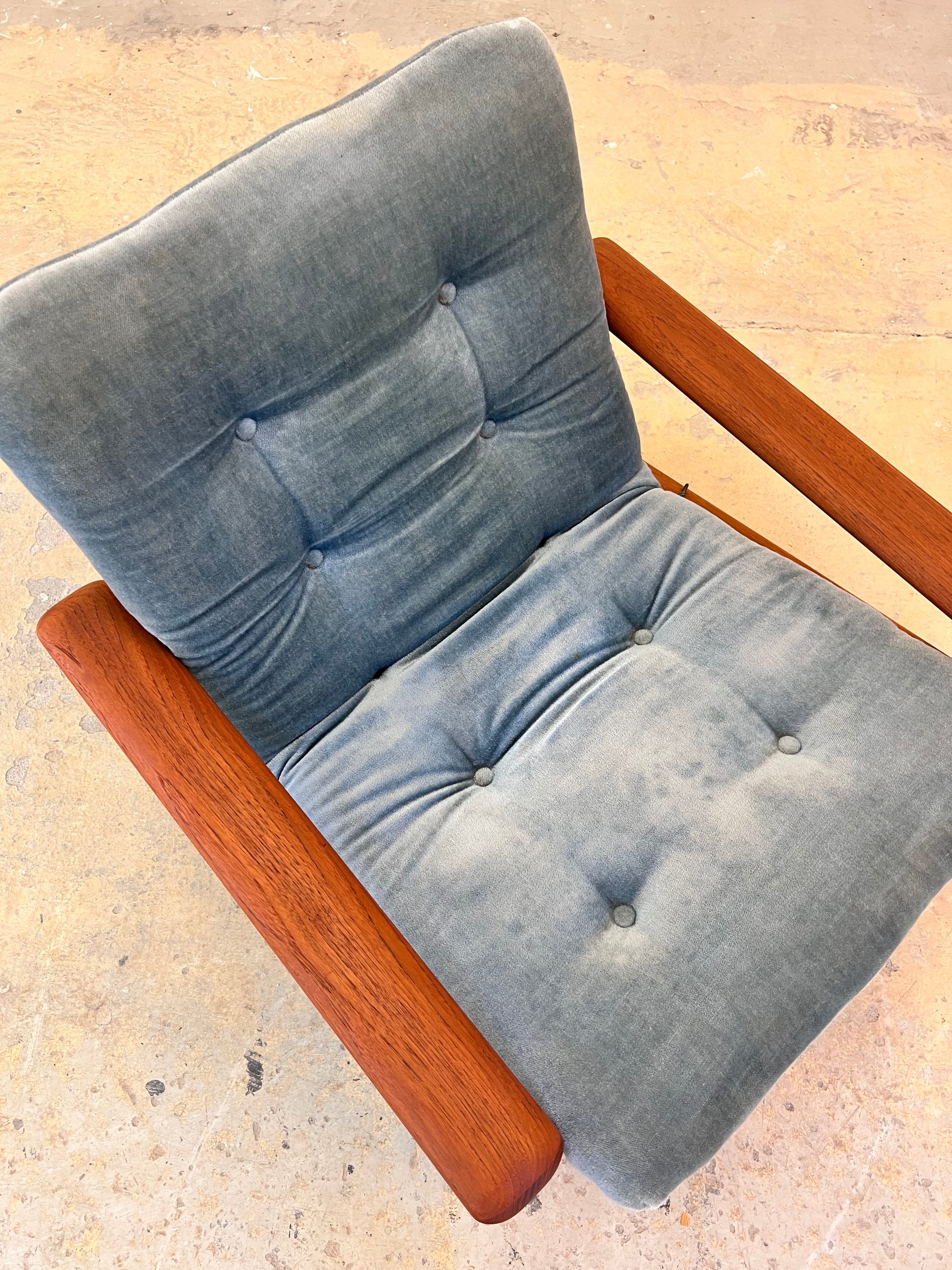 Sessel Loungechair blauer Samt und Teak