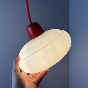 Hängelampe weiß mit rotem Abschluss