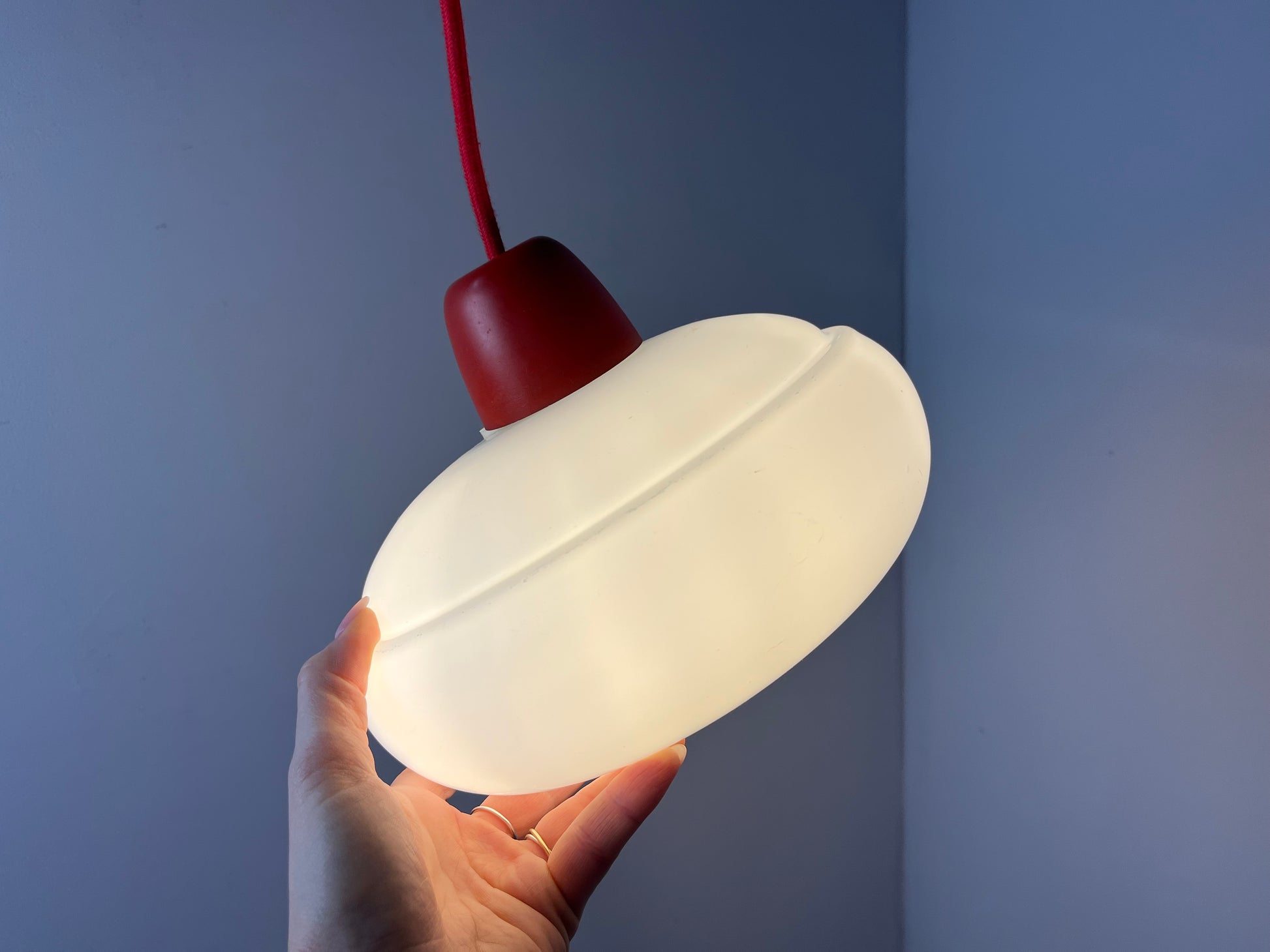 Hängelampe weiß mit rotem Abschluss