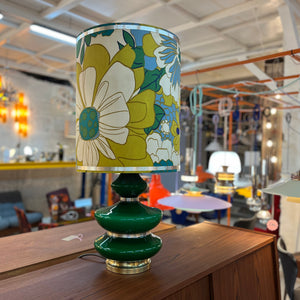 Tischlampe grün mit leuchtendem Glasfuß und floralem Schirm von Doria