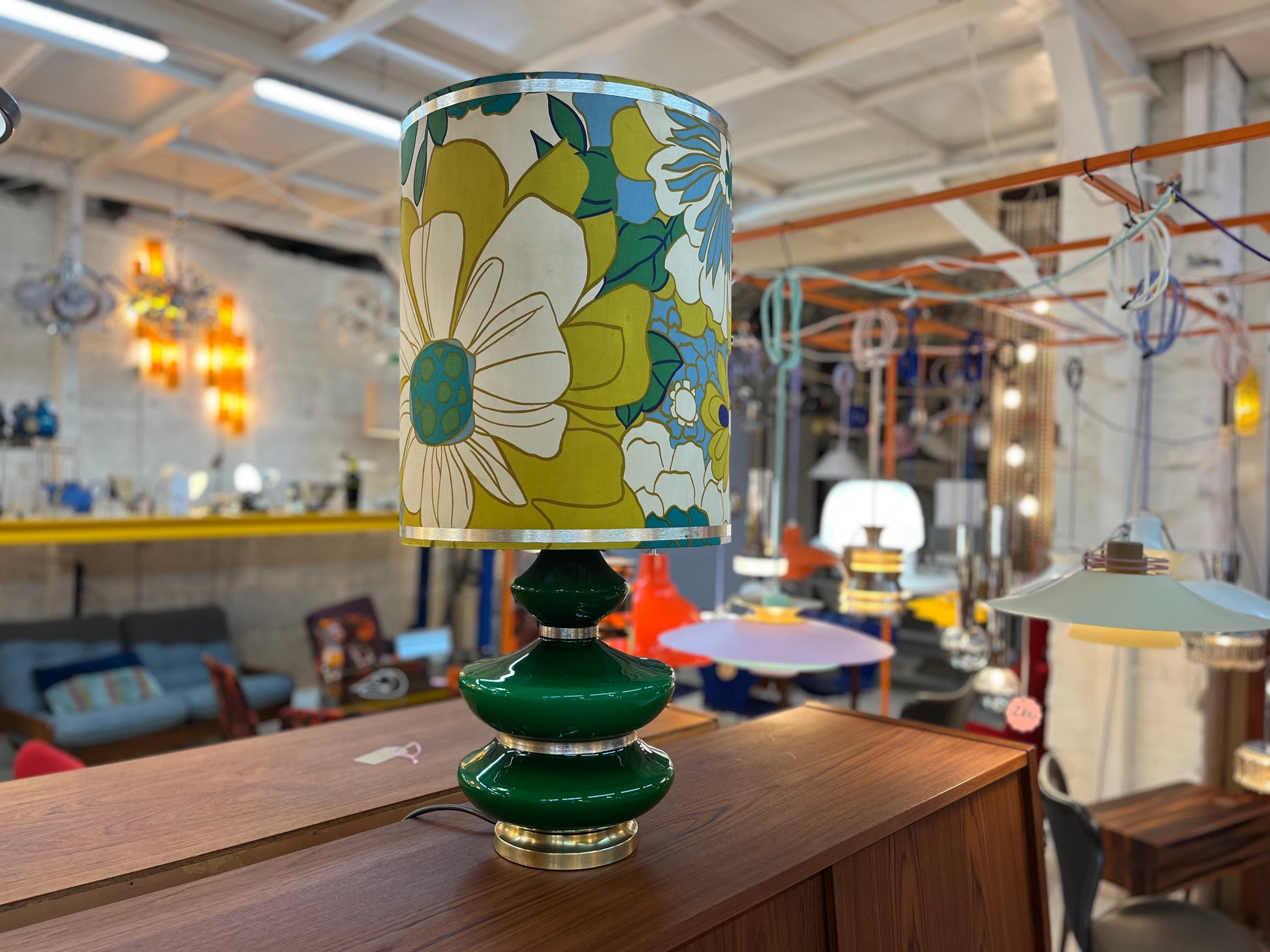 Tischlampe grün mit leuchtendem Glasfuß und floralem Schirm von Doria