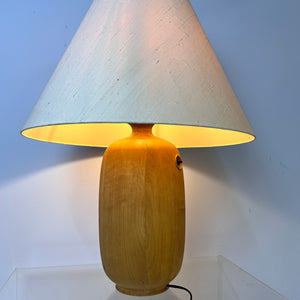 Tischlampe creme Massivholz von Dyrlund