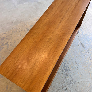 Regal Nussbaum mit neuen Chromfüßen