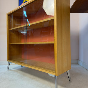 Vitrine Esche mit roter Rückwand & neuen Chromfüßen von Hellerau