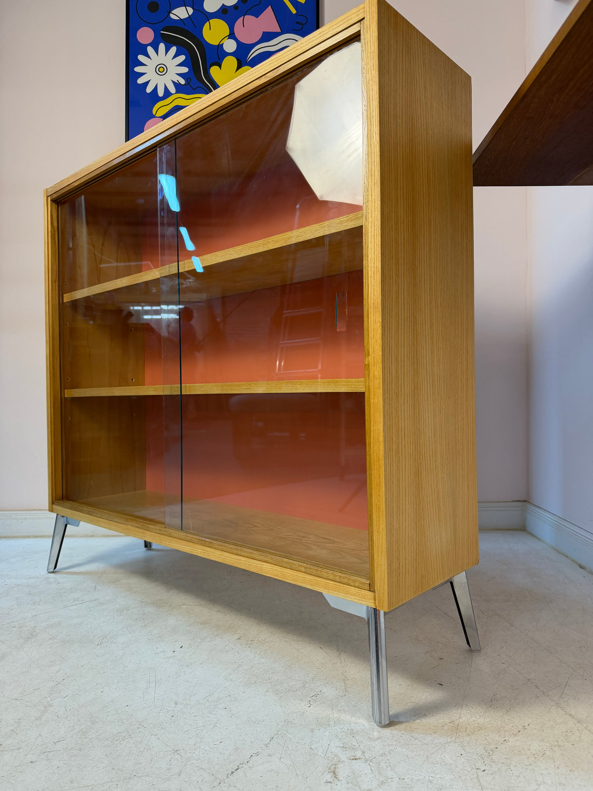Vitrine Esche mit roter Rückwand & neuen Chromfüßen von Hellerau