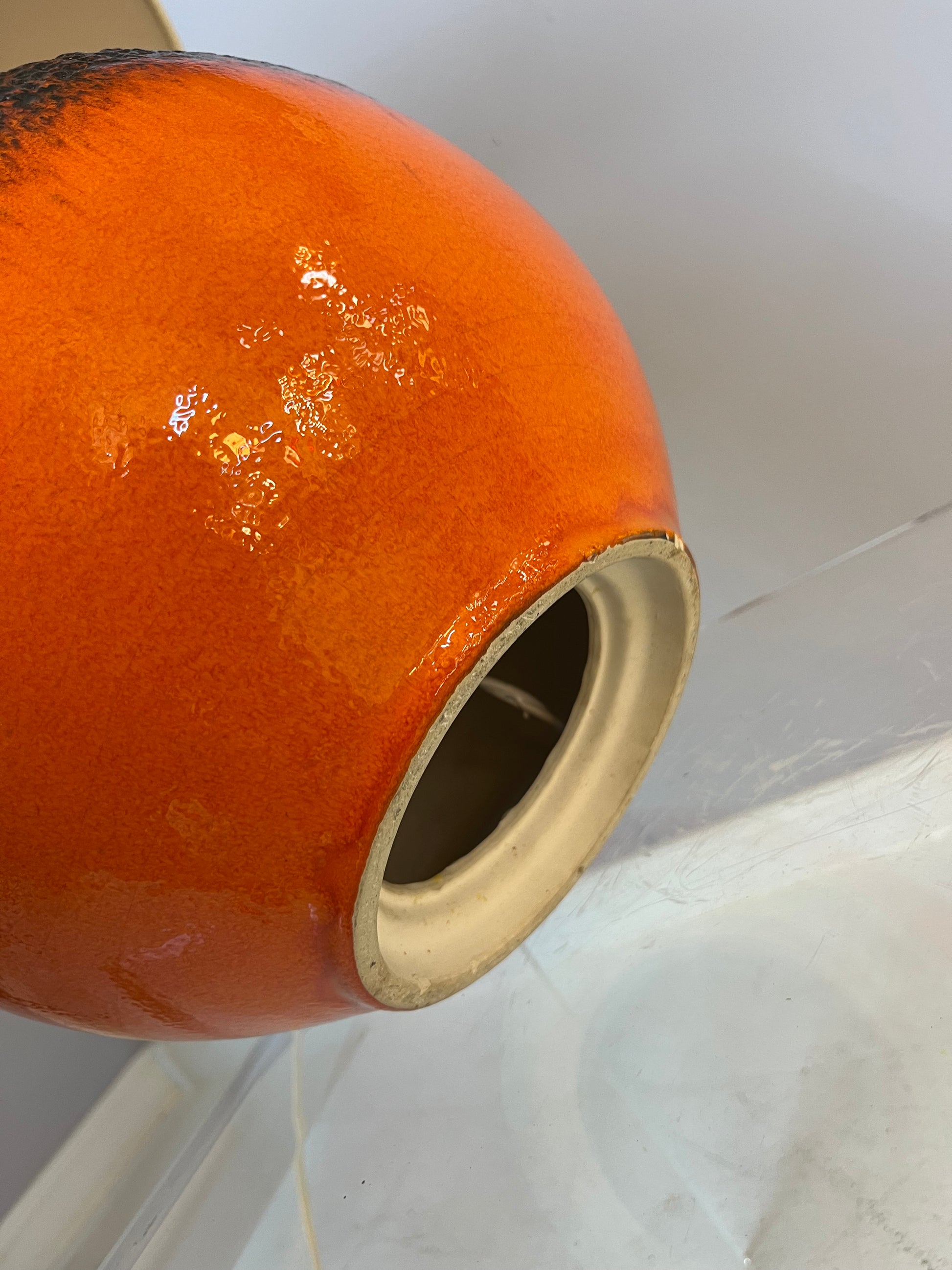 Tischlampe Fat Lava mit Naturseidenschirm orange braun Keramik von JASBA