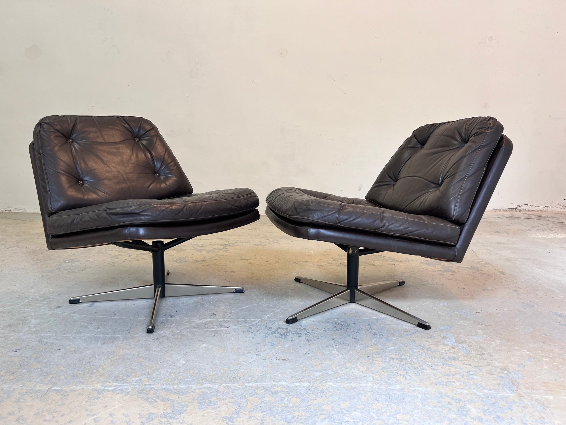 Drehbarer Sessel dunkelbraun Echtleder aus Dänemark