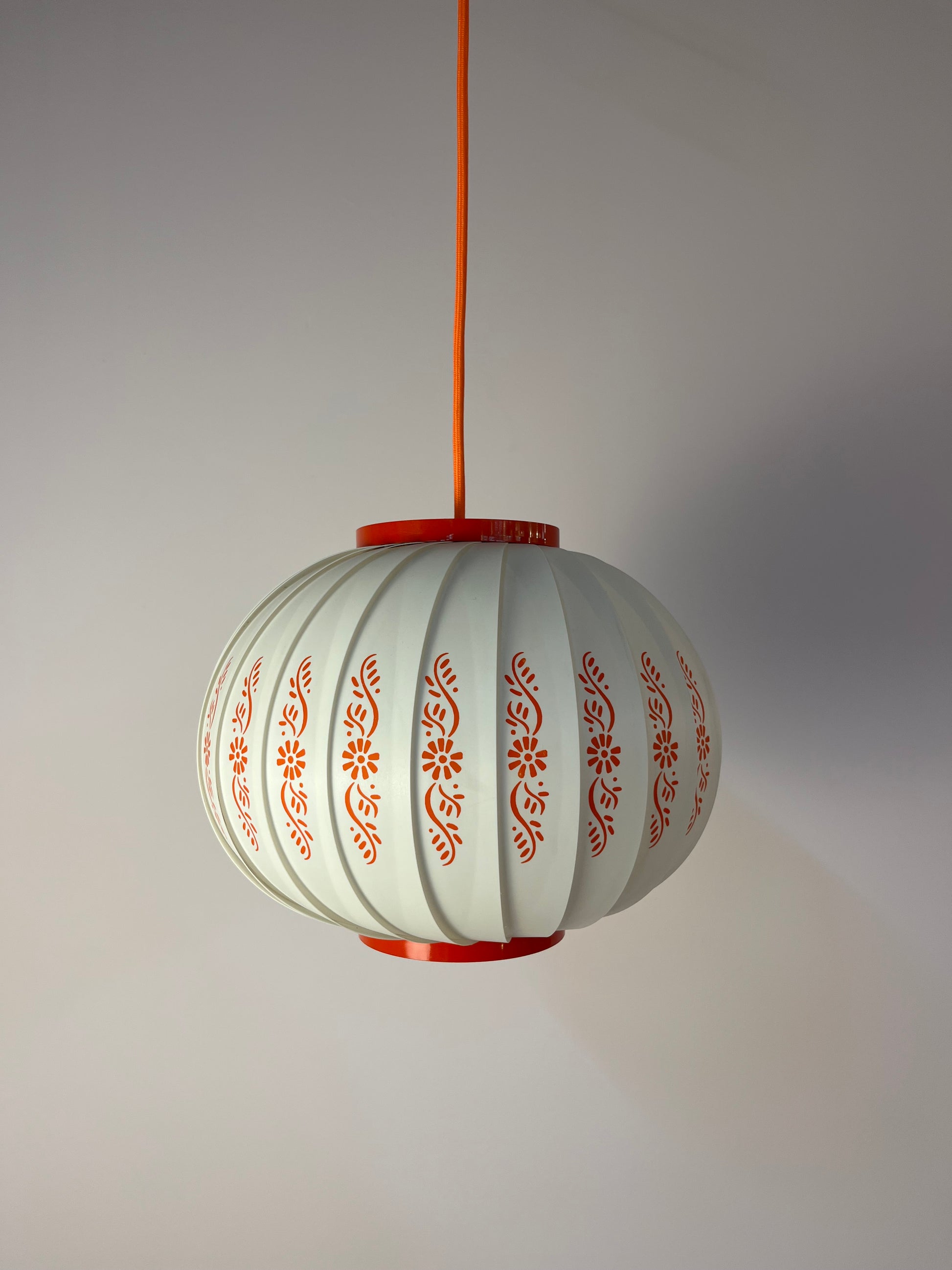 Hängelampe mit roten Blumendetails von Lars Schiøler