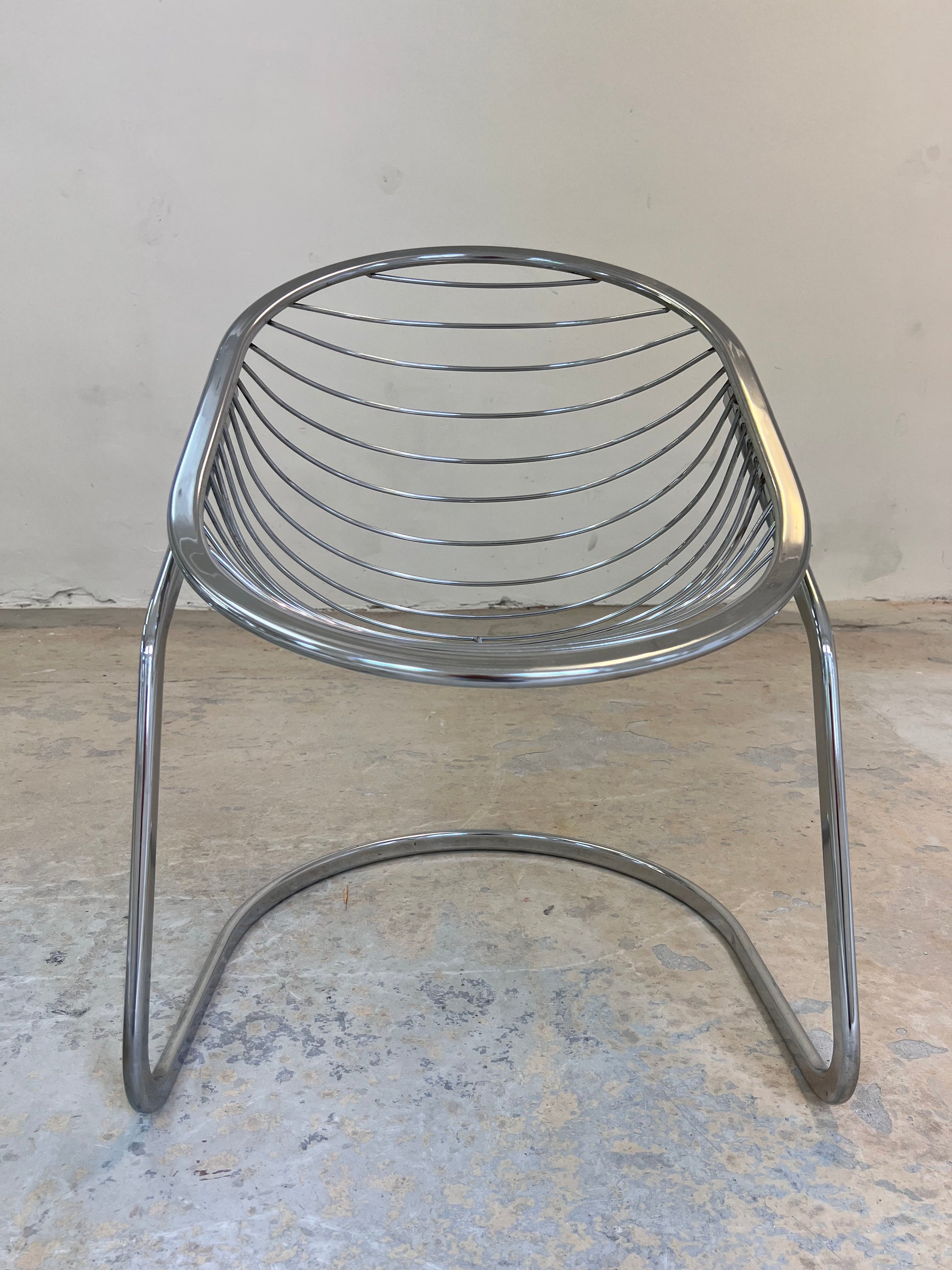 Freischwinger Modell Egg Chair mit Fell von Gastone Rinaldi