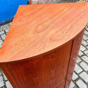 Eckschrank Teak mit Schloss aus Dänemark