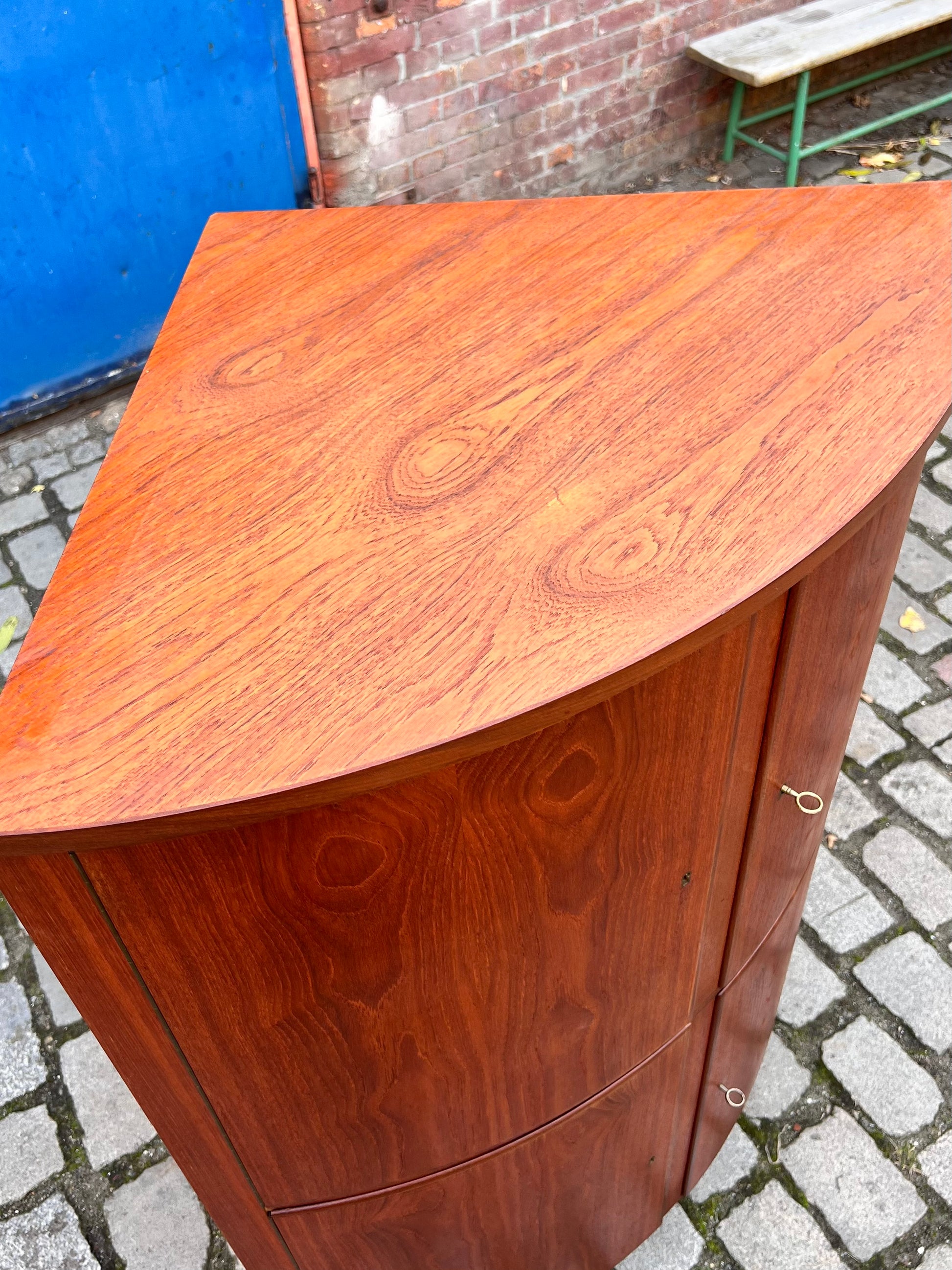 Eckschrank Teak mit Schloss aus Dänemark