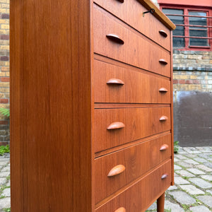 Kommode Teak mit Muschelgriffen & Schloss aus Dänemark