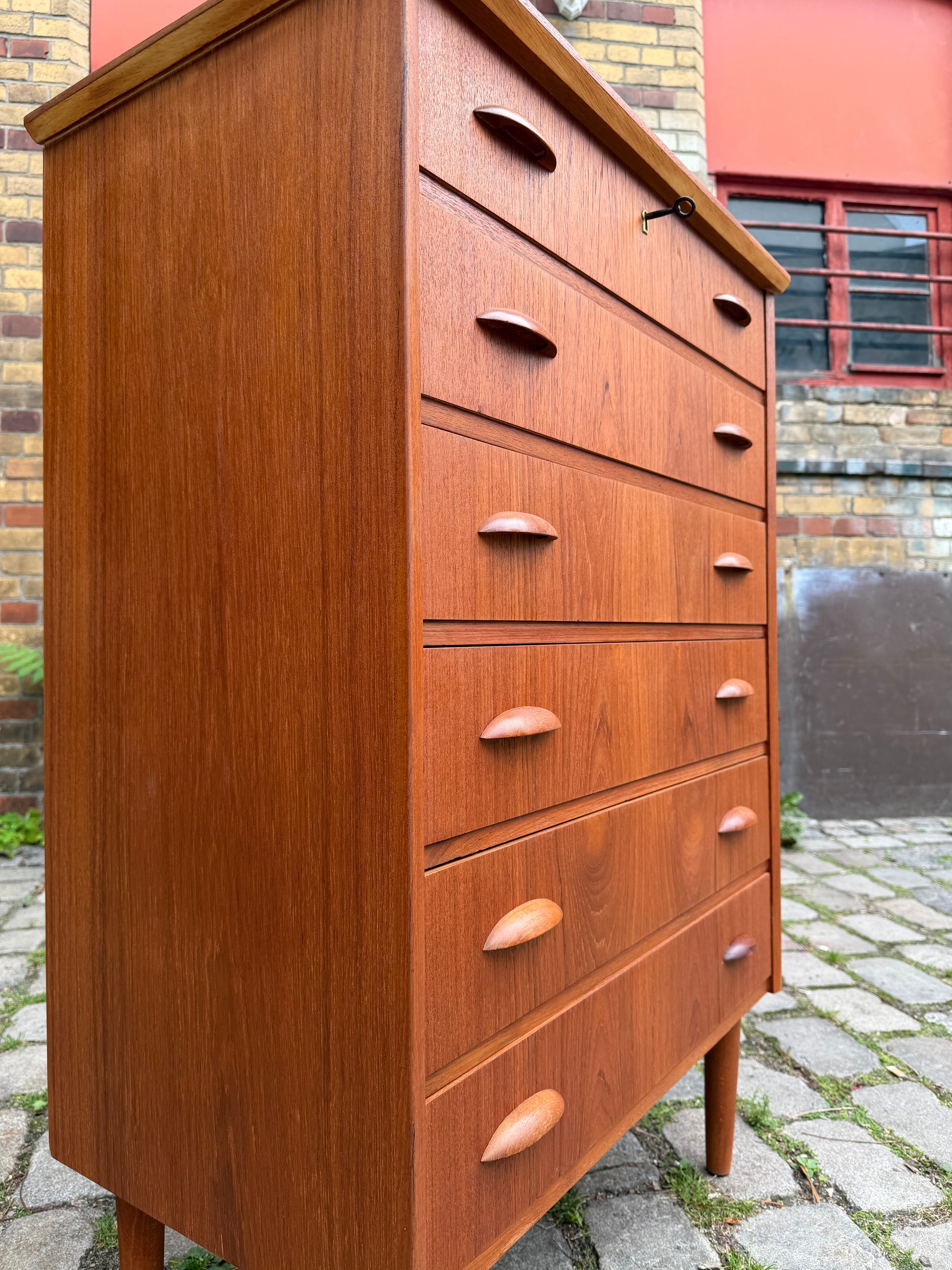 Kommode Teak mit Muschelgriffen & Schloss aus Dänemark