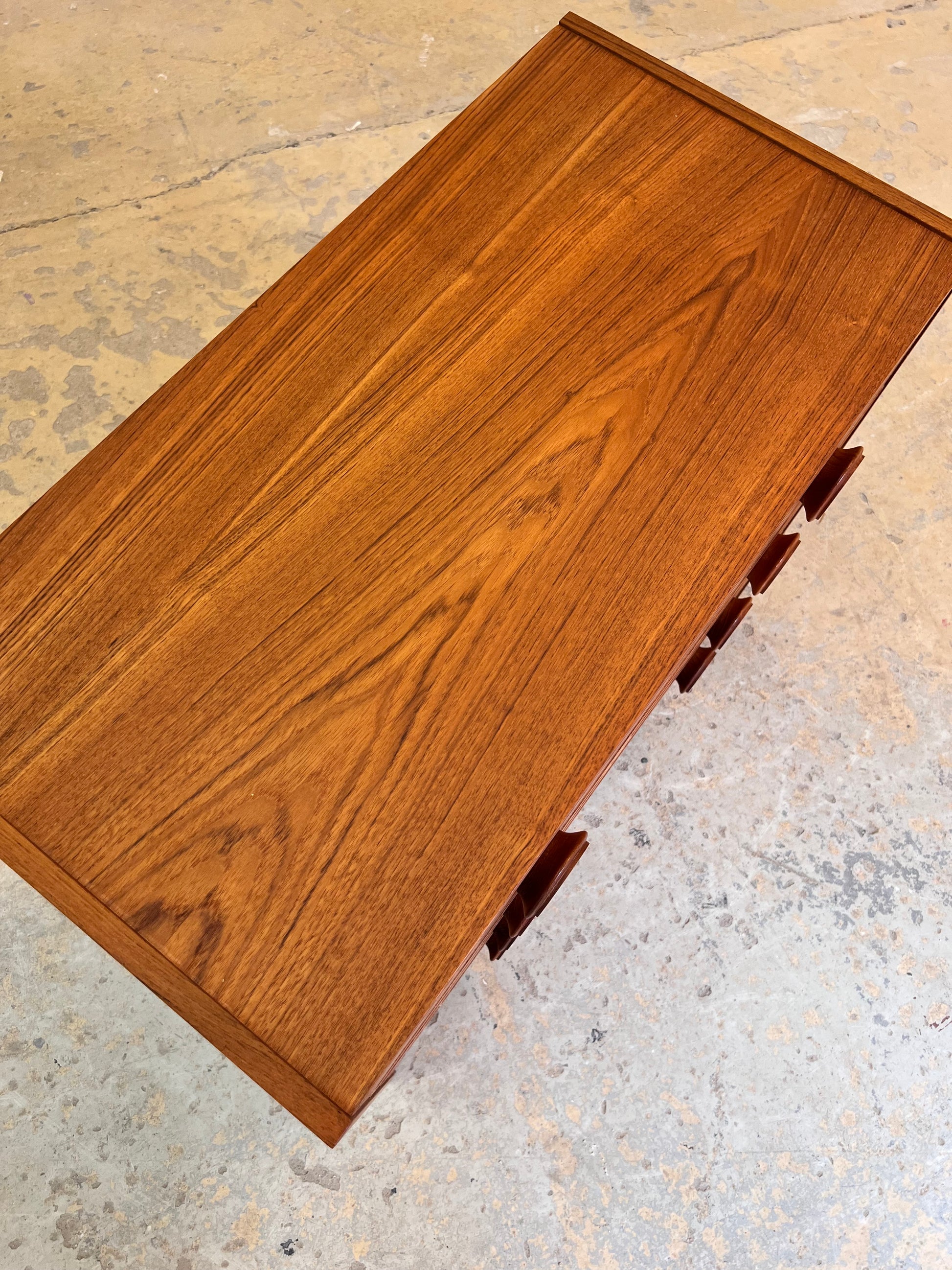 Kommode Teak mit runden Griffen aus Dänemark