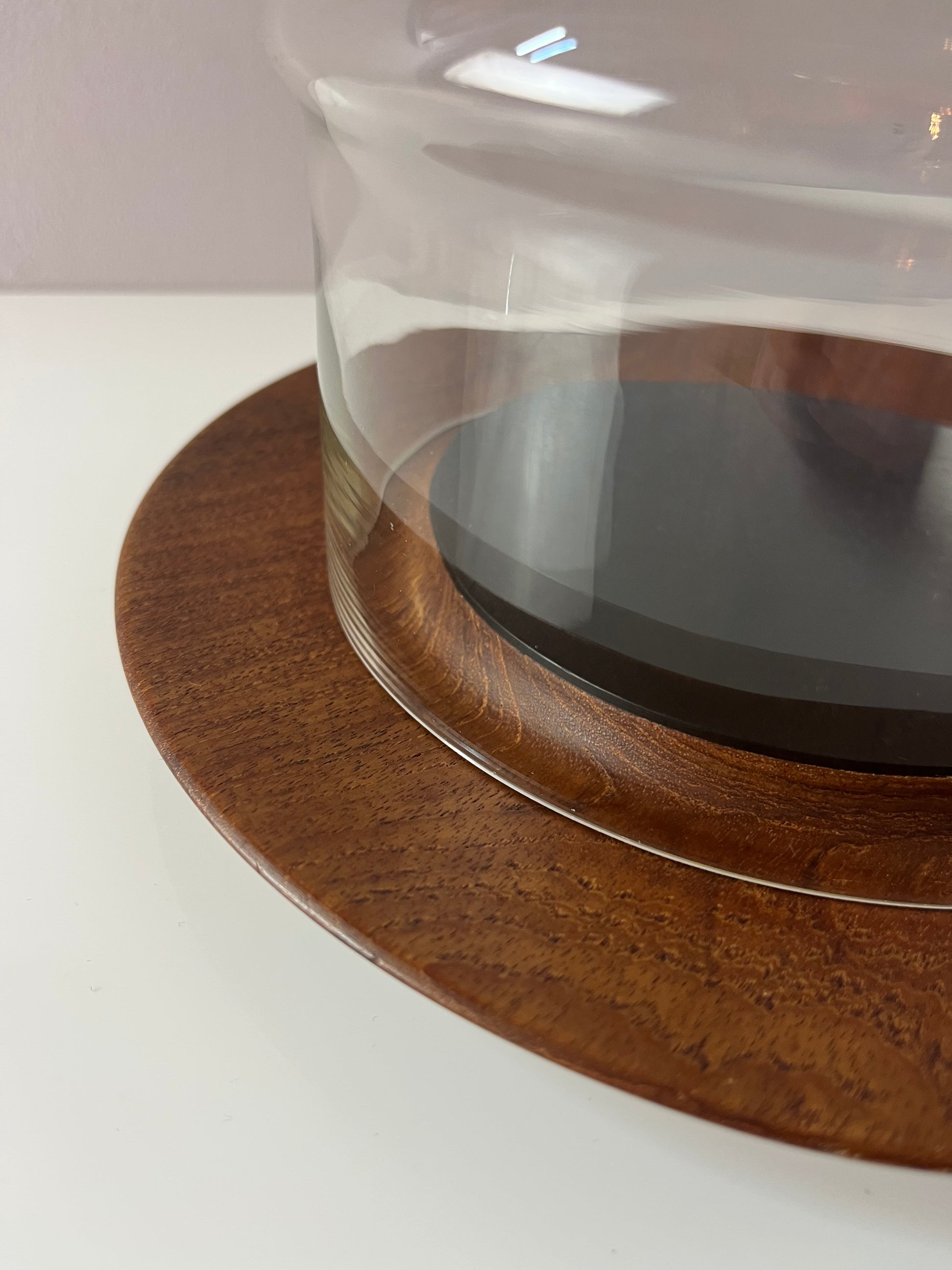 Käseglocke und Teakbrett aus Dänemark