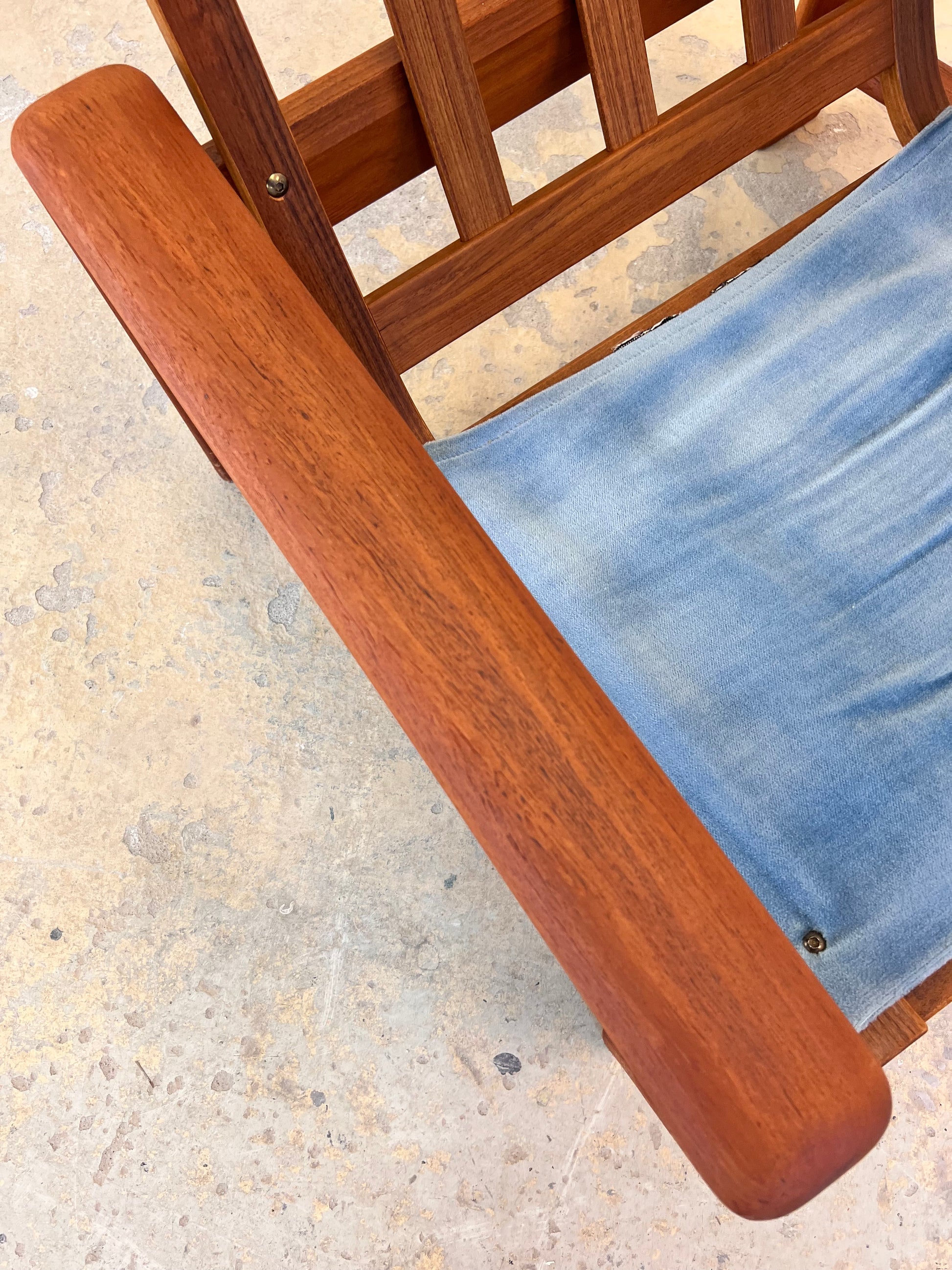 Sessel blau Samt und Teak Hochlehner