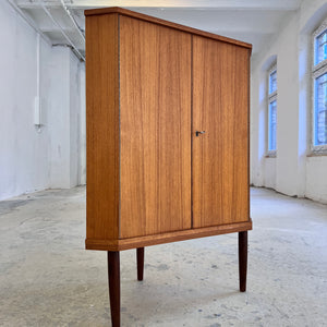 Eckschrank Teak mit Schloss aus Dänemark