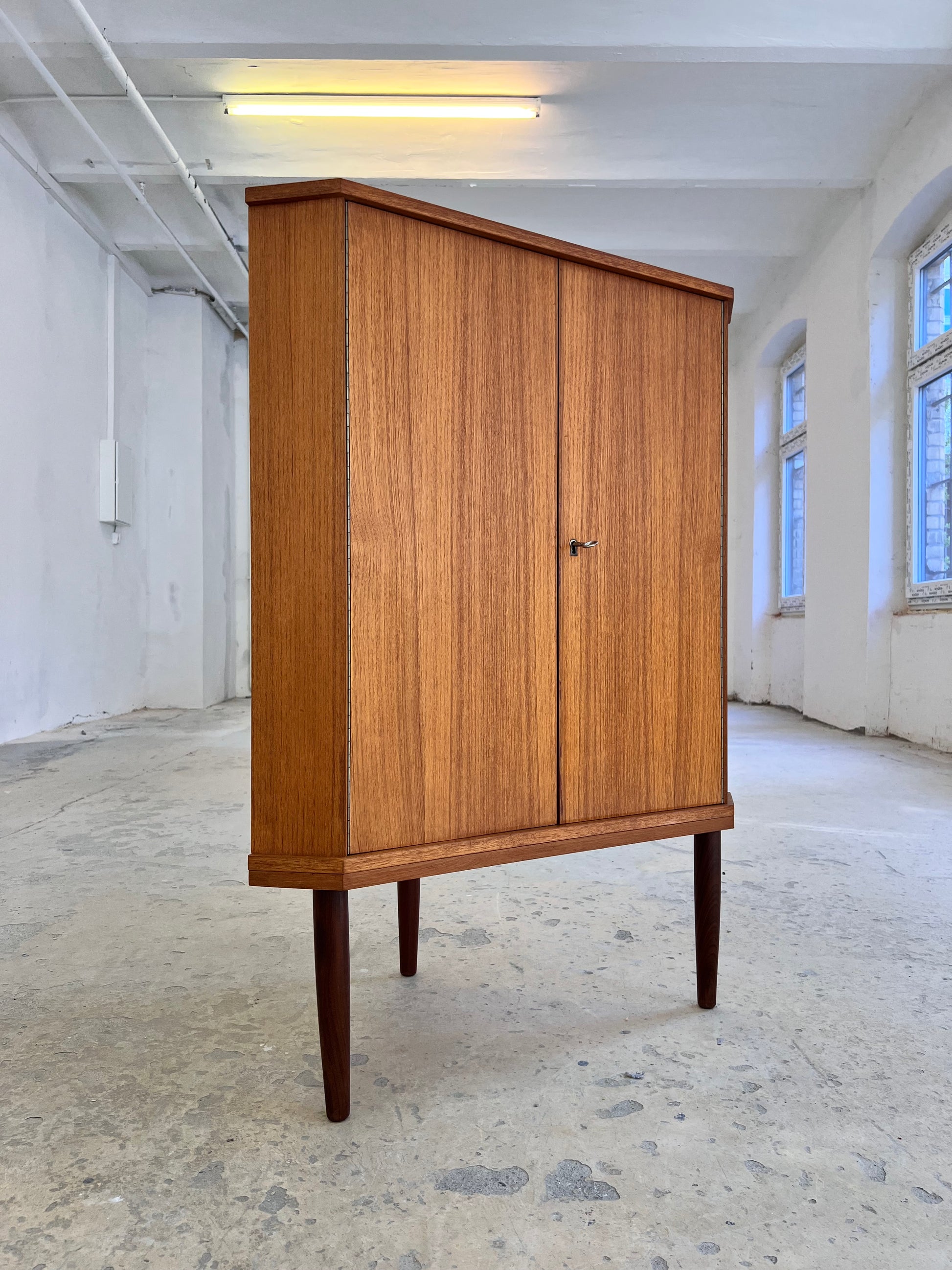 Eckschrank Teak mit Schloss aus Dänemark