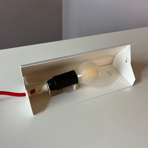Wandlampe weiß Metall mit rotem Kabel