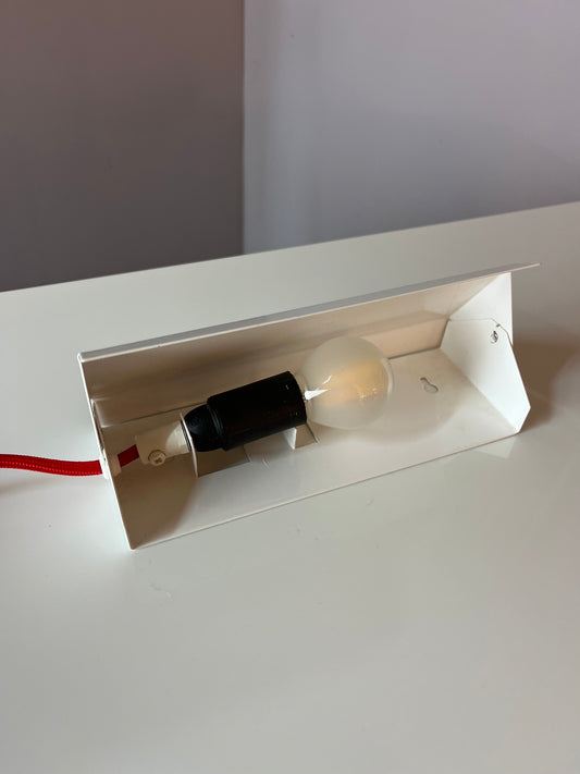 Wandlampe weiß Metall mit rotem Kabel