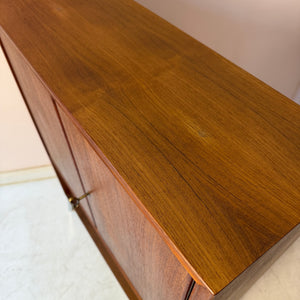 Schrank Teak mit Regalfach, Schloss & neuen Chromfüßen von Heinrich Riestenpatt