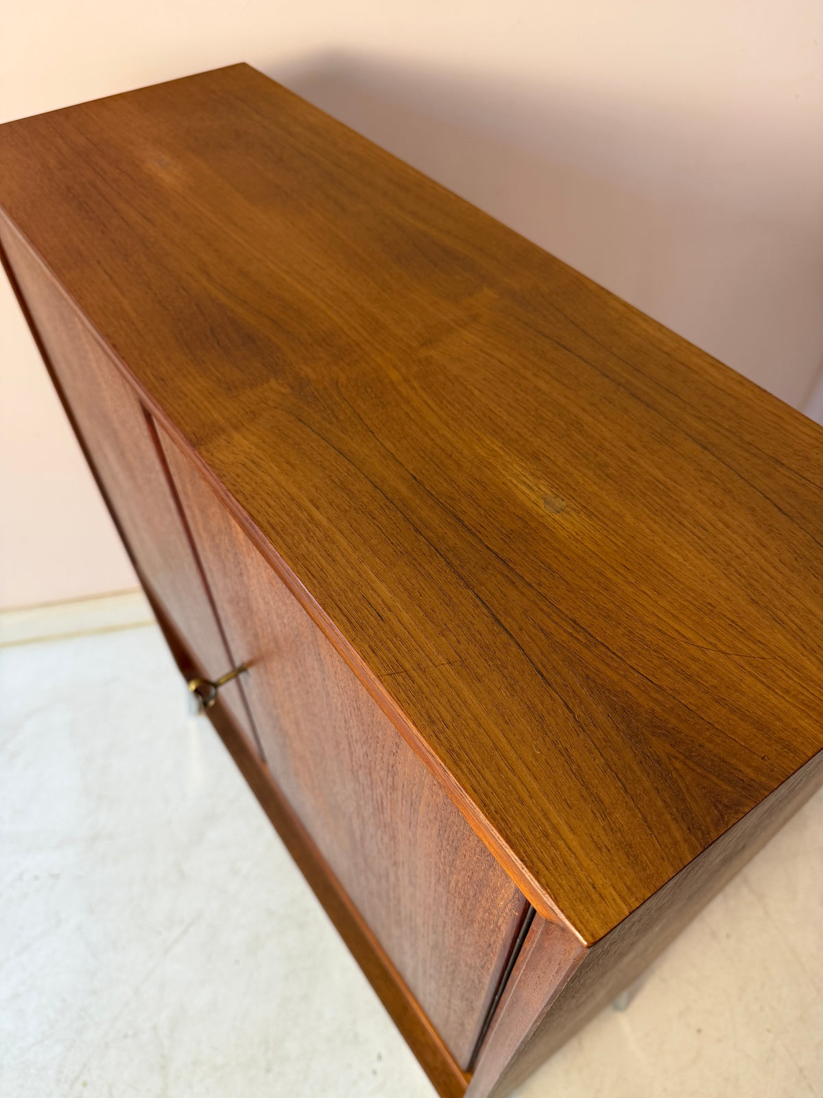 Schrank Teak mit Regalfach, Schloss & neuen Chromfüßen von Heinrich Riestenpatt