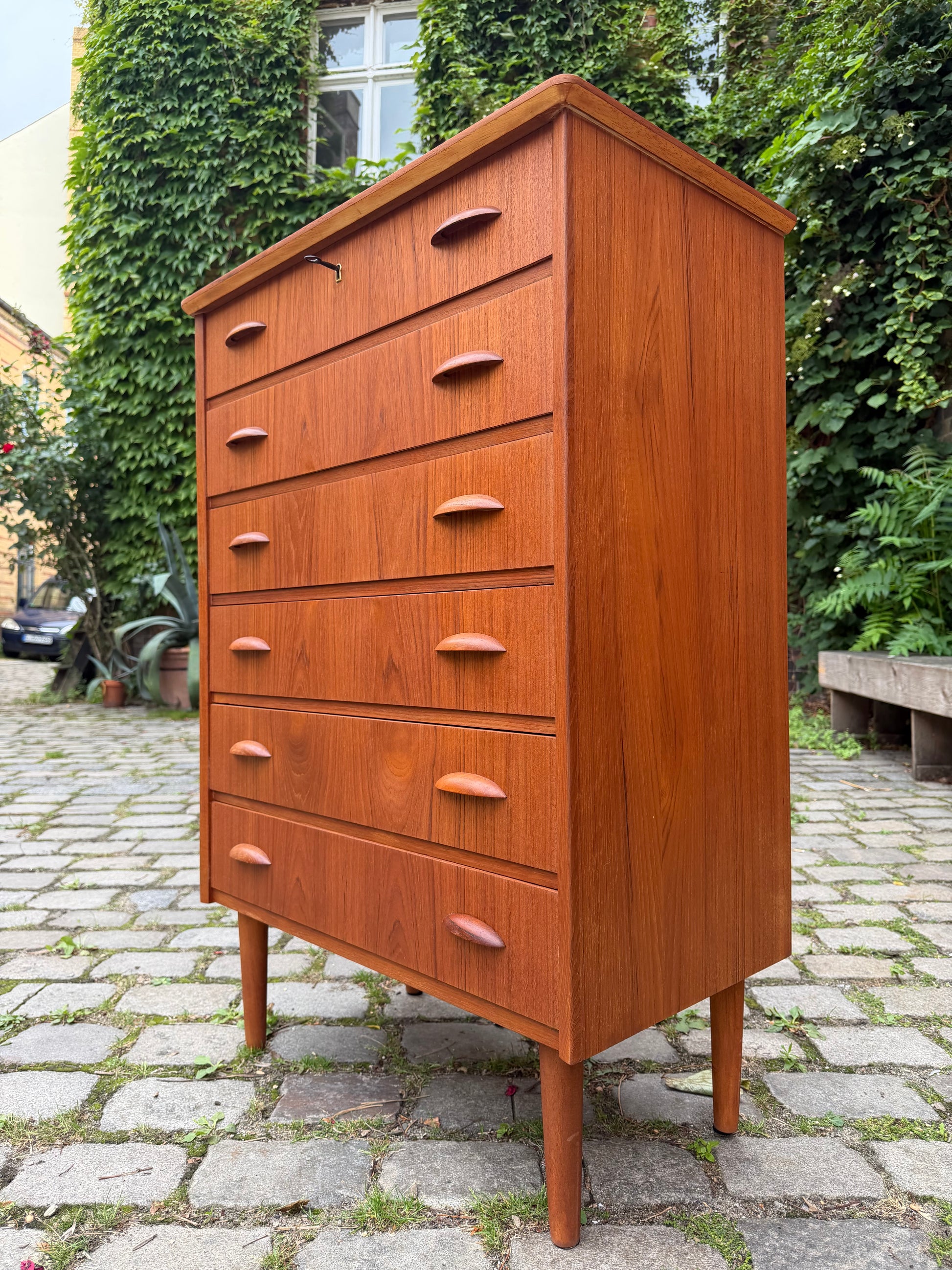 Kommode Teak mit Muschelgriffen & Schloss aus Dänemark