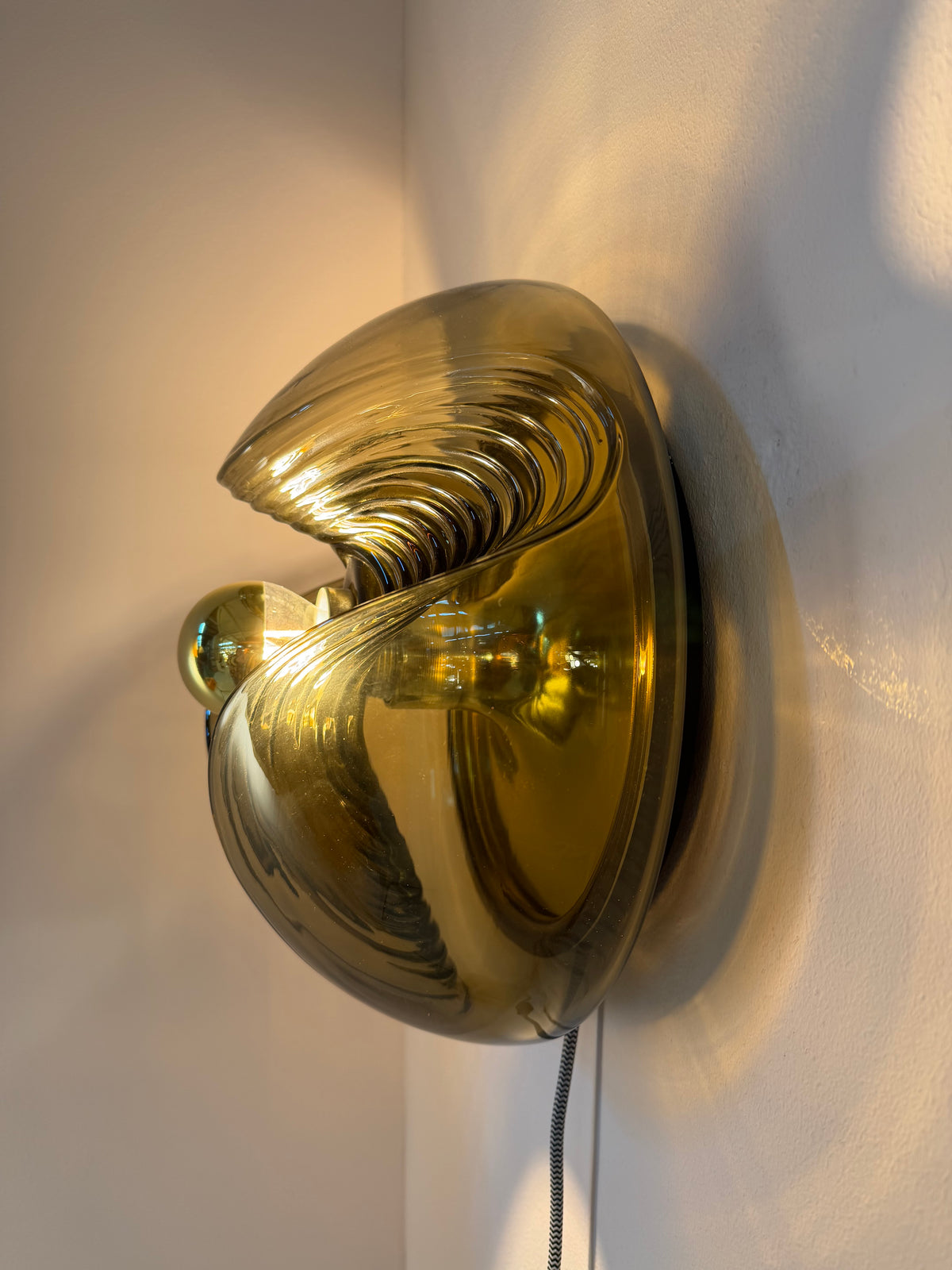 Große Wandlampe Futura Rauchglas Messing von Koch & Lowy für Peill & Putzler