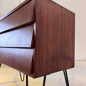 Kommode Nachtschrank Teak auf Hairpinlegs aus Dänemark